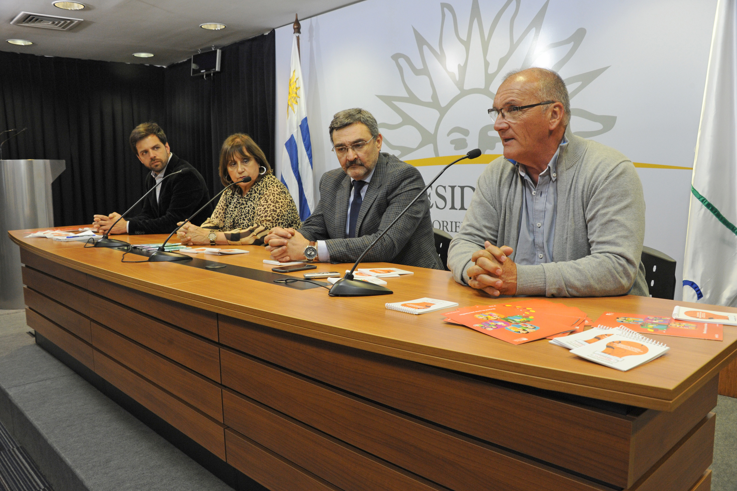 Richard Read, representante del Federación de Obreros y Empleados de la Bebida (FOEB), dirigiéndose a los presentes