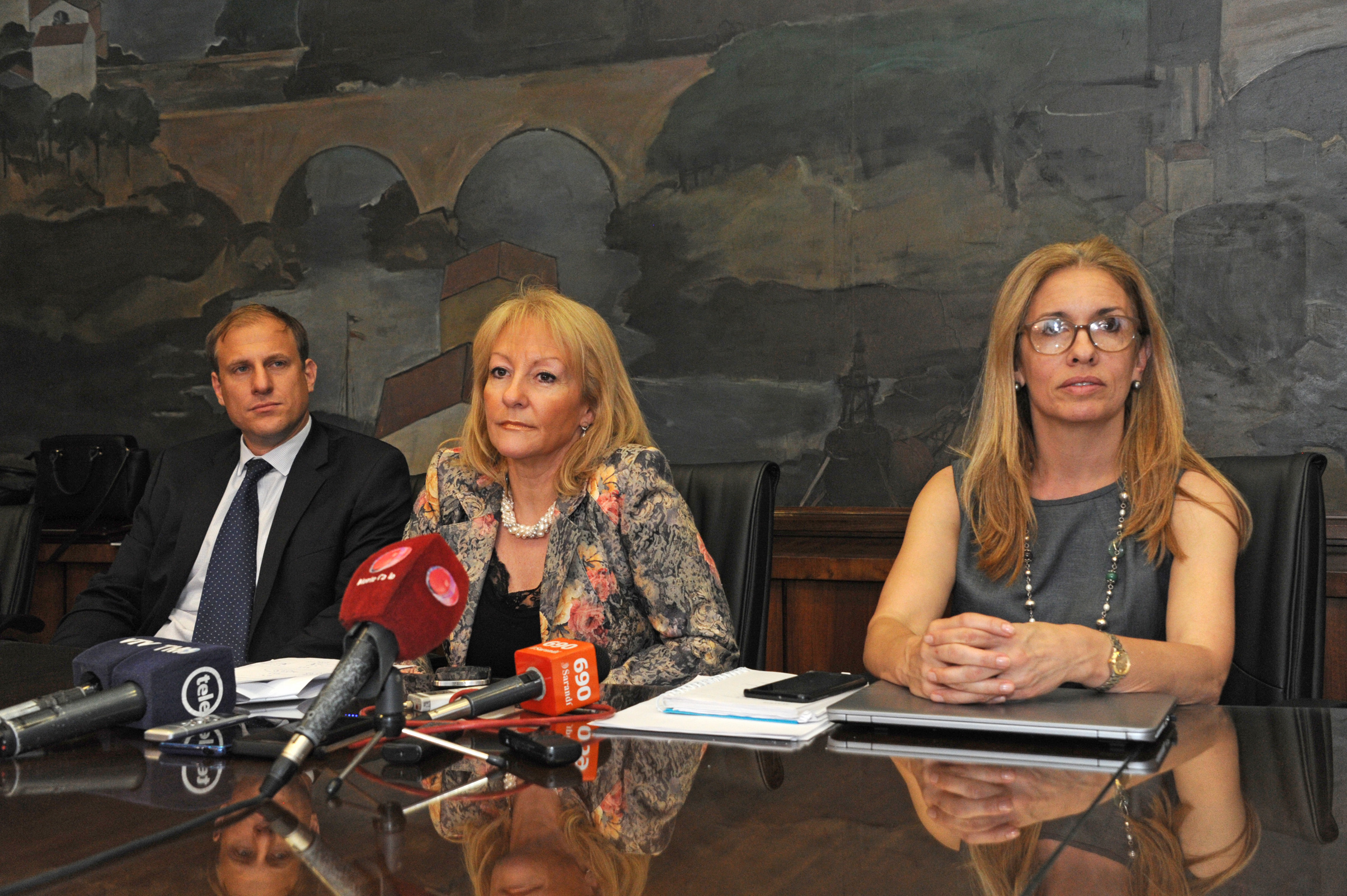 Ministra de Industria, Energía y Minería, Carolina Cosse, y Marta Jara, titular de ANCAP