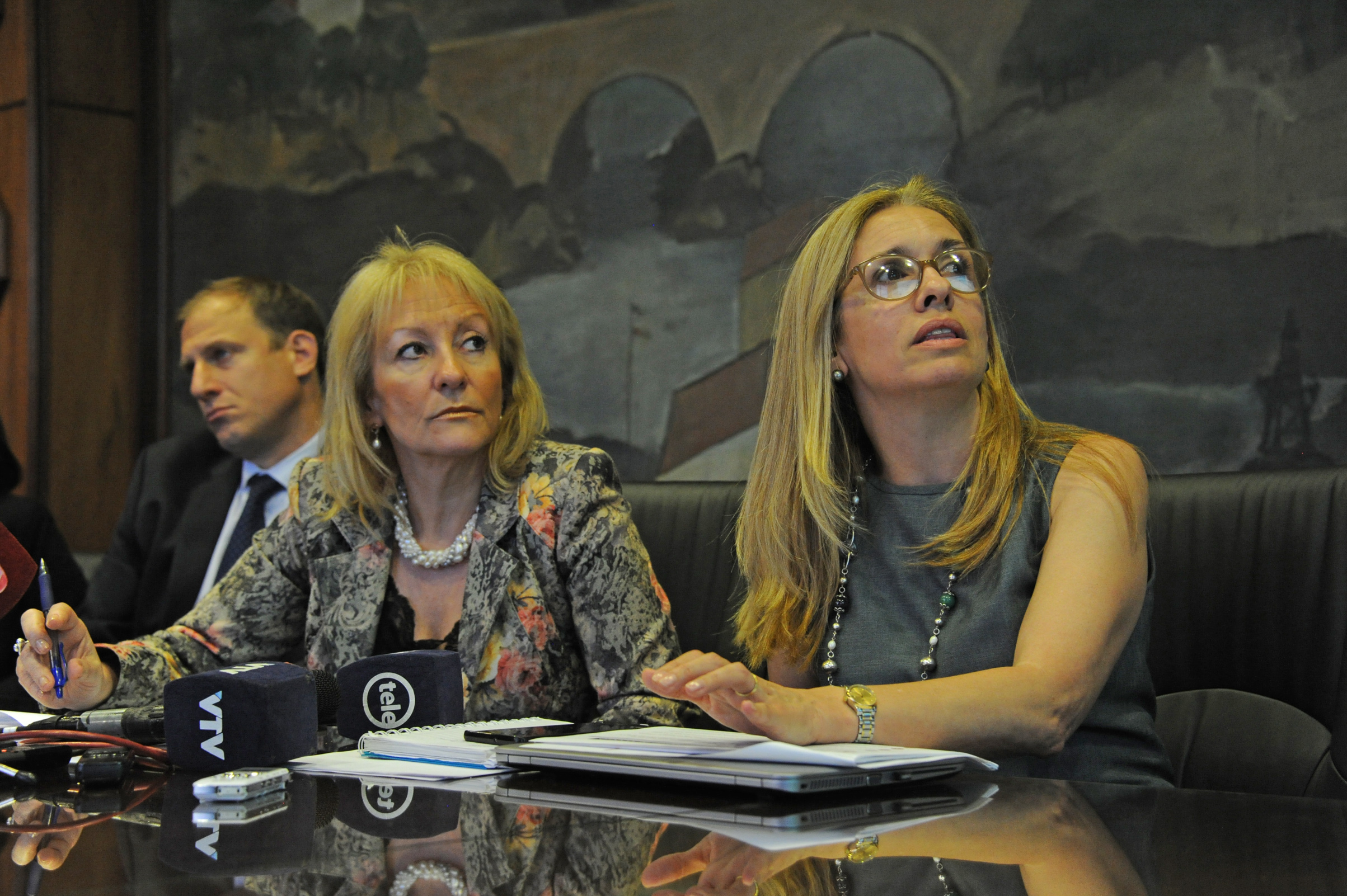 Ministra de Industria, Energía y Minería, Carolina Cosse, y Marta Jara, titular de ANCAP