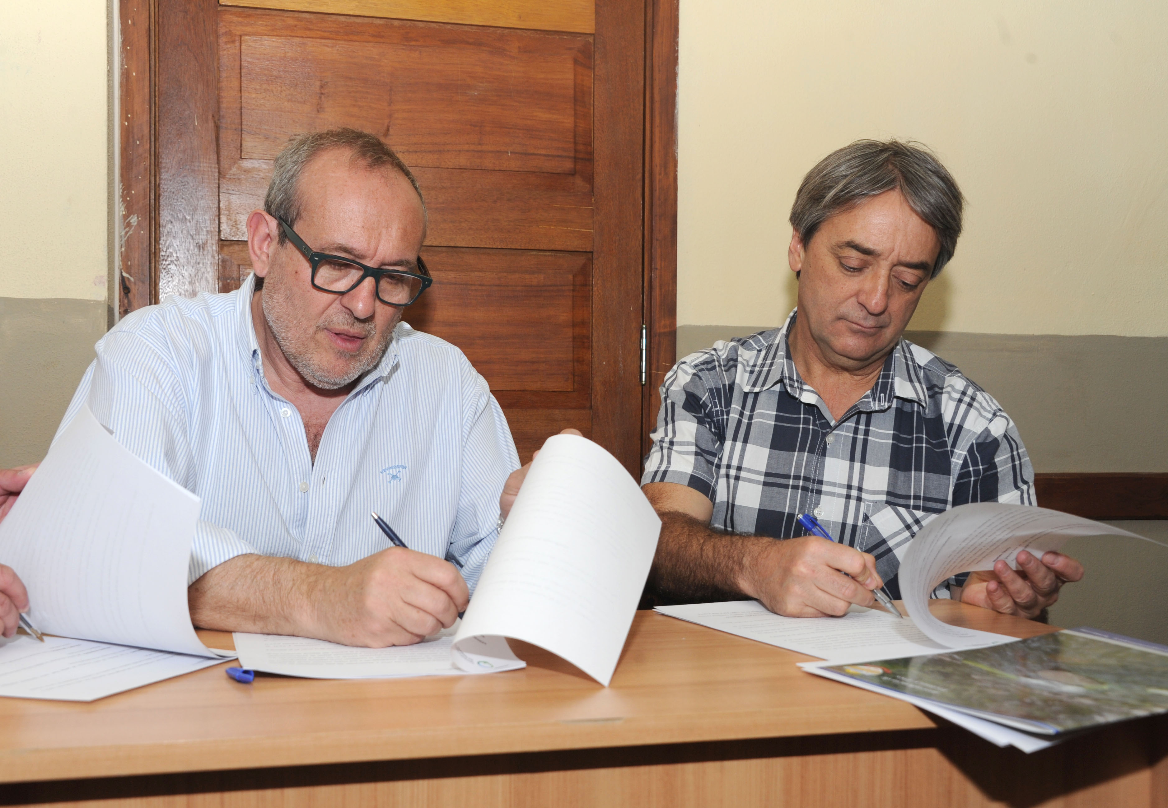 Fernando Cáceres y el Intendente Dardo Sánchez firman el acuerdo