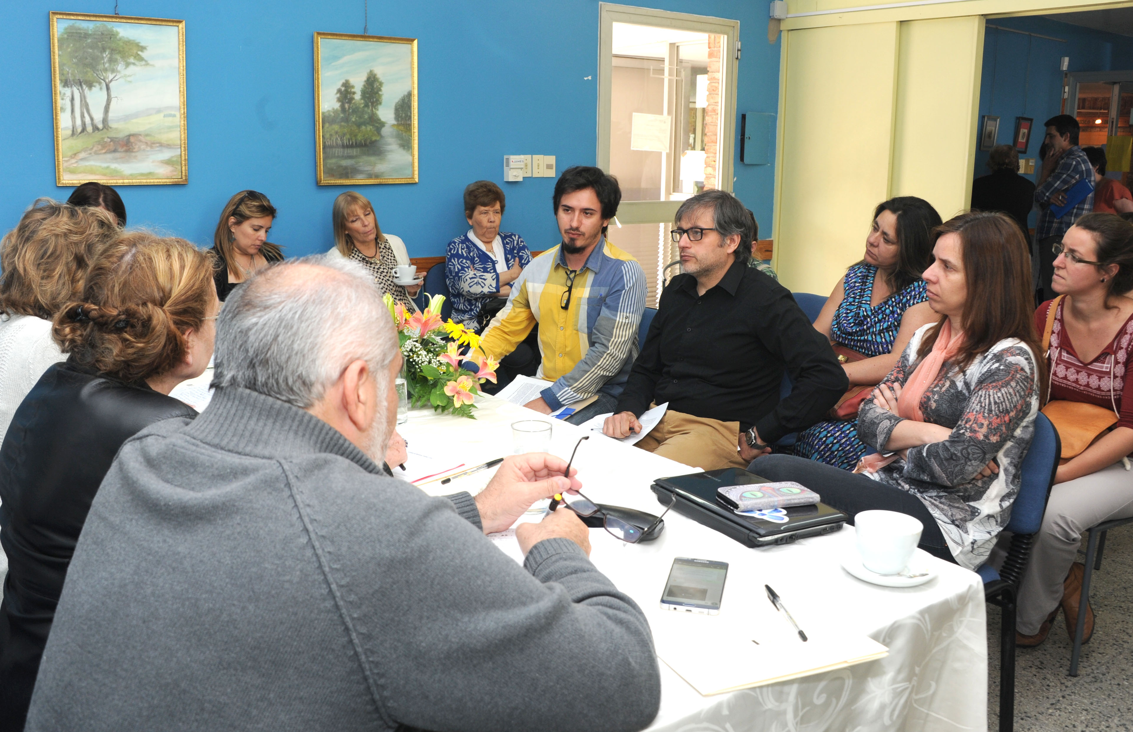 Autoridades del ministerio de Educación y Cultura en Treinta y Tres con vecinos