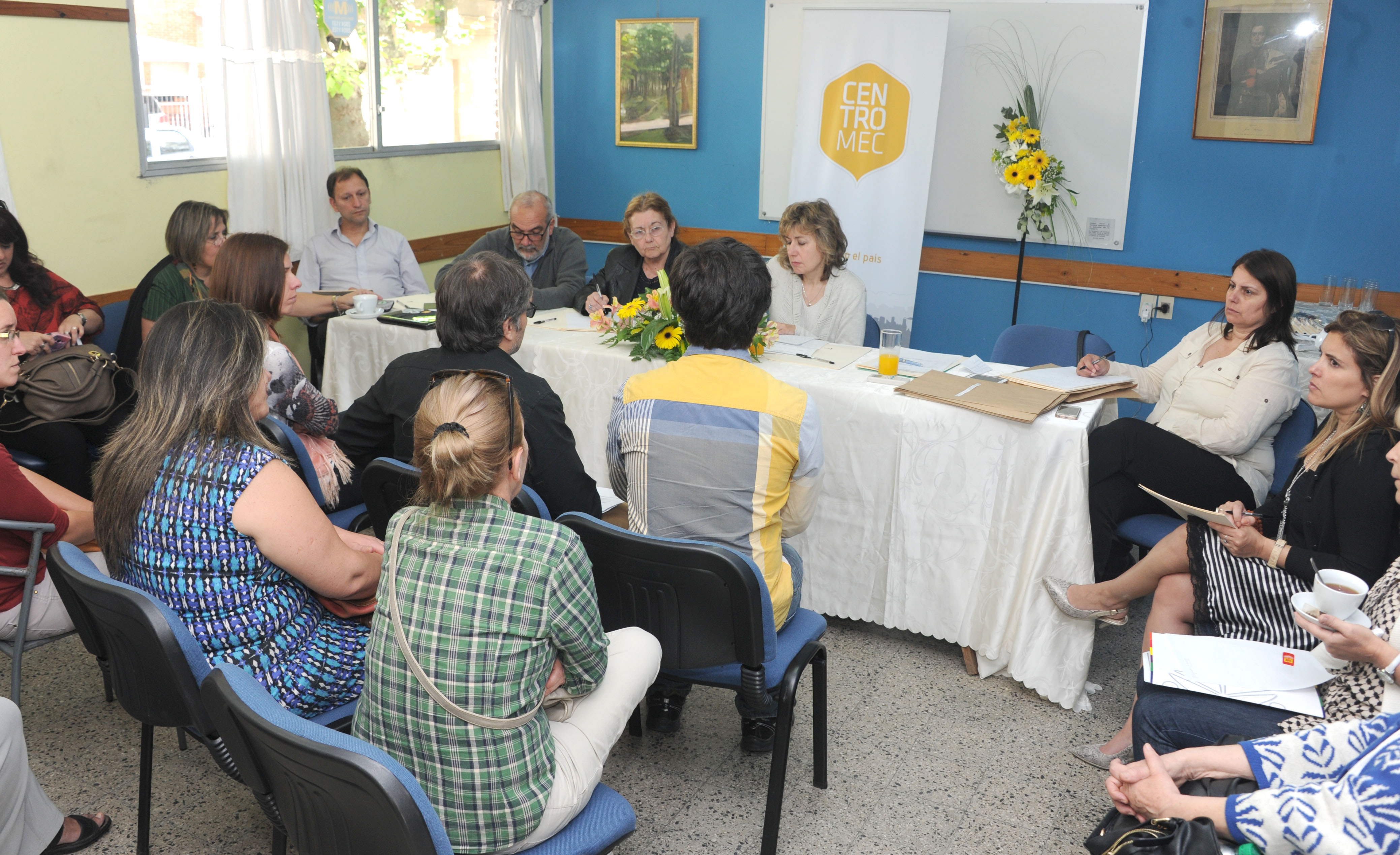 Autoridades del ministerio de Educación y Cultura en Treinta y Tres con vecinos