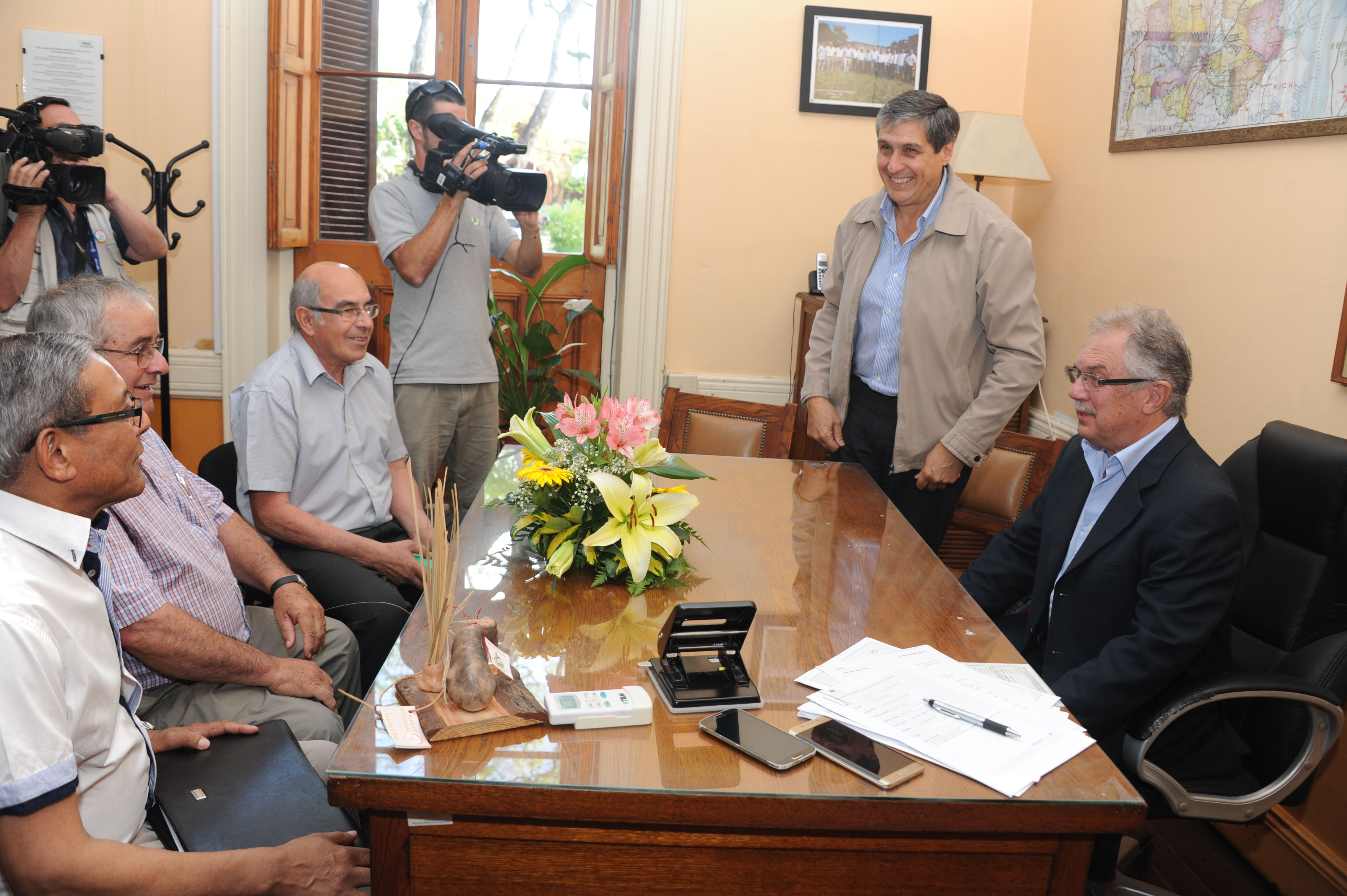 El ministro de Defensa Nacional, Jorge Menéndez reunido con integrantes del Centro de Militares Retirados