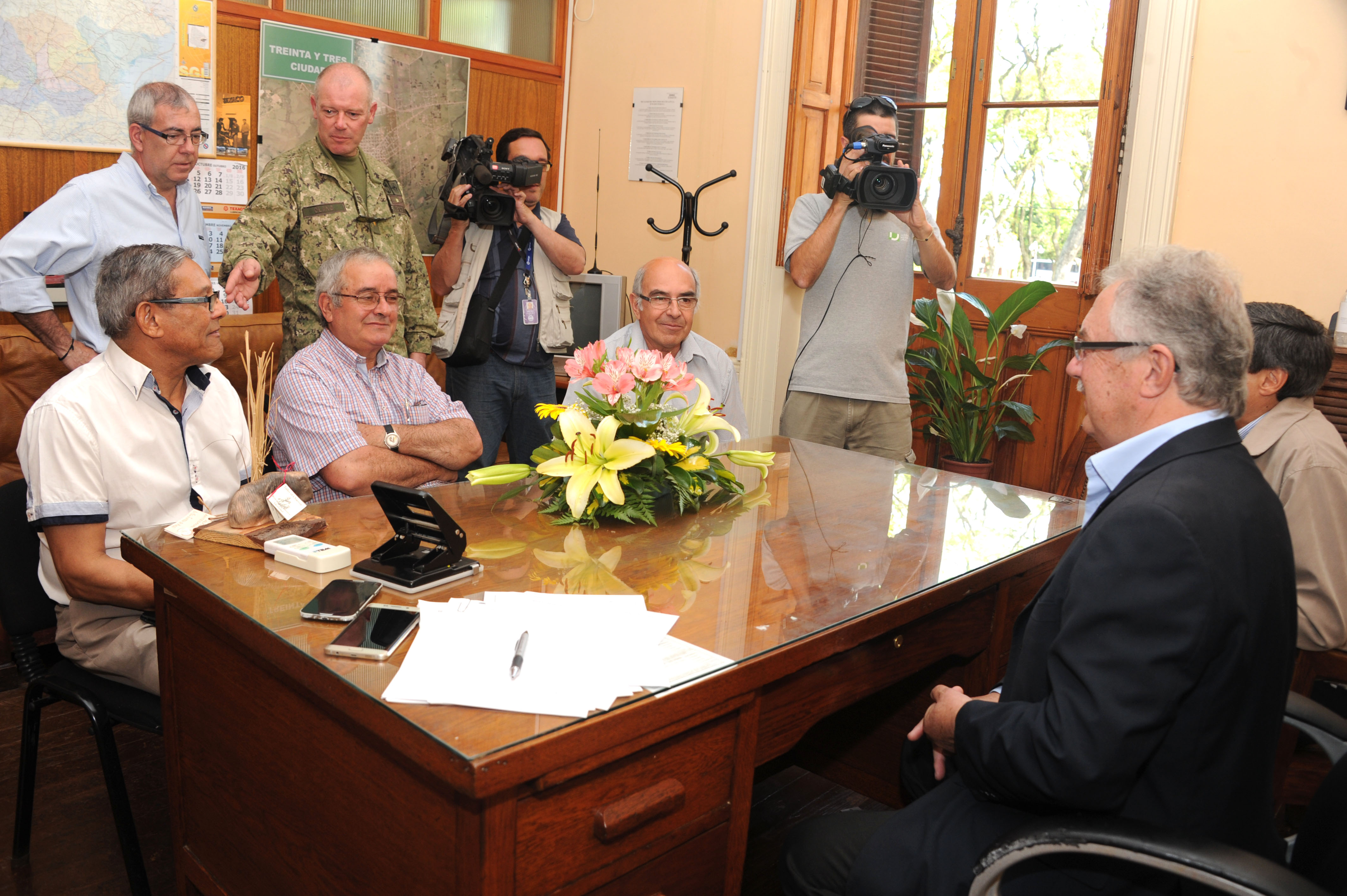 El ministro de Defensa Nacional, Jorge Menéndez reunido con integrantes del Centro de Militares Retirados
