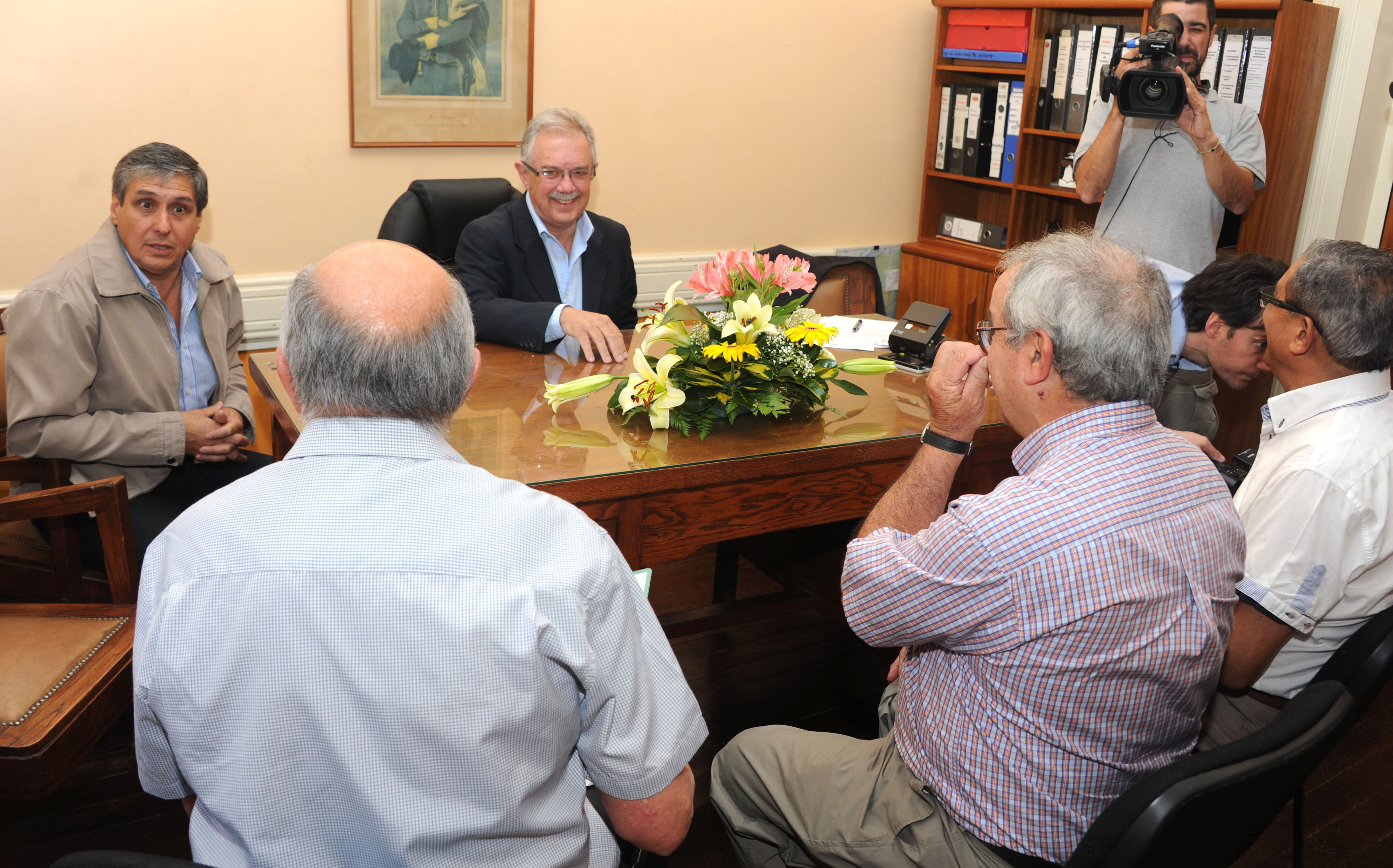 El ministro de Defensa Nacional, Jorge Menéndez reunido con integrantes del Centro de Militares Retirados