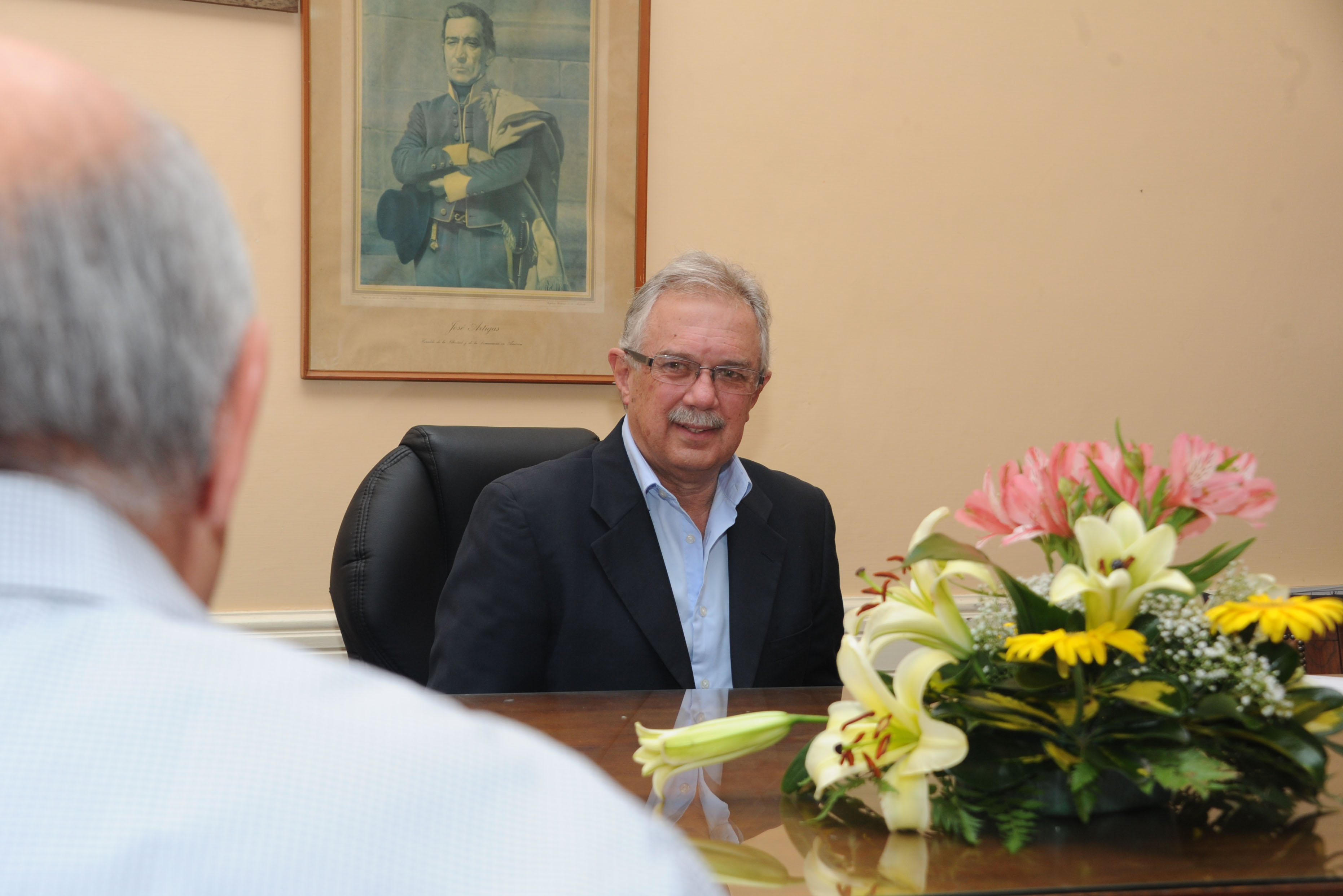 El ministro de Defensa Nacional, Jorge Menéndez reunido con integrantes del Centro de Militares Retirados