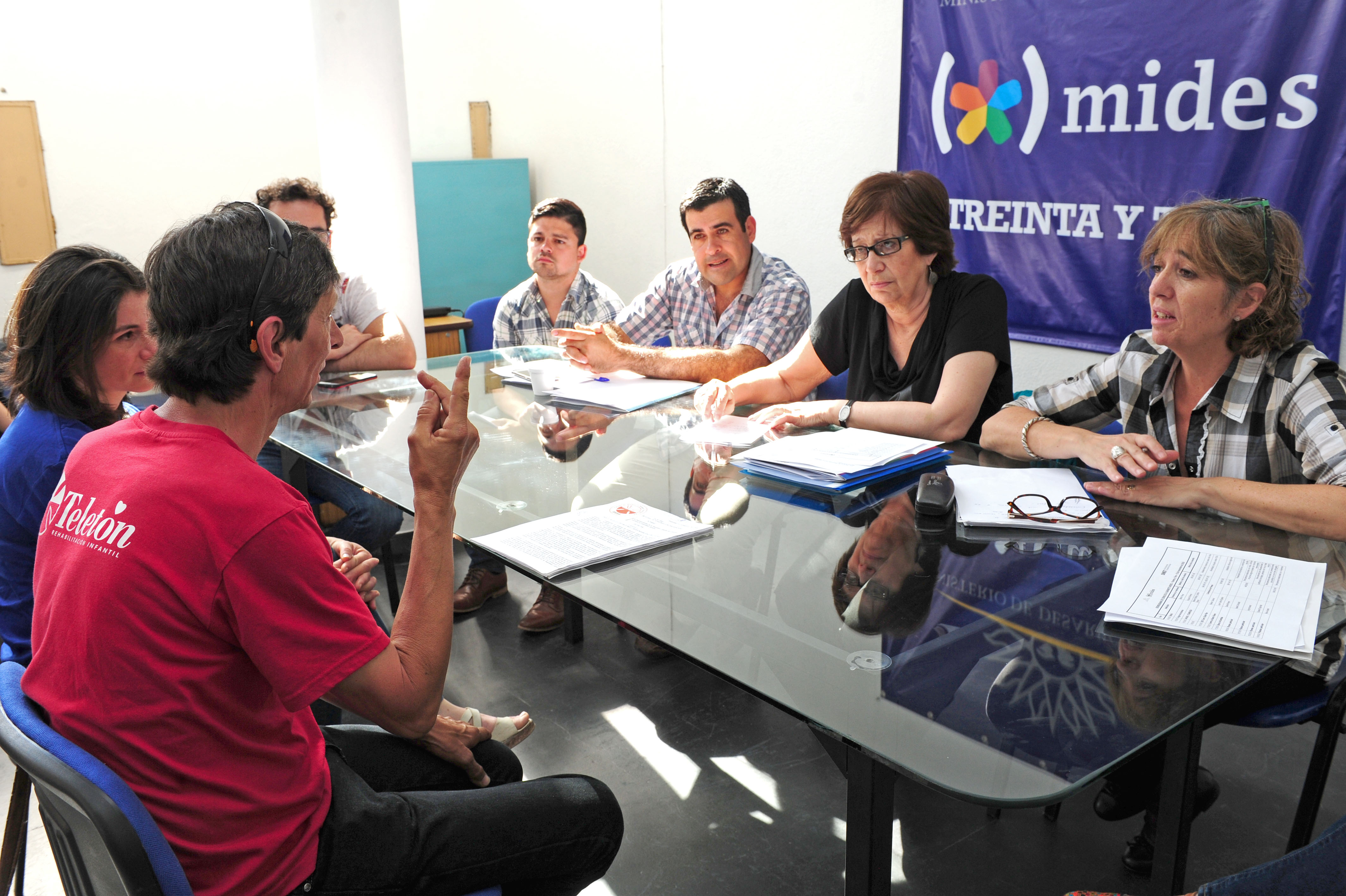 Ministra de Desarrollo Social, Marina Arismendi, se reunió con vecinos locales