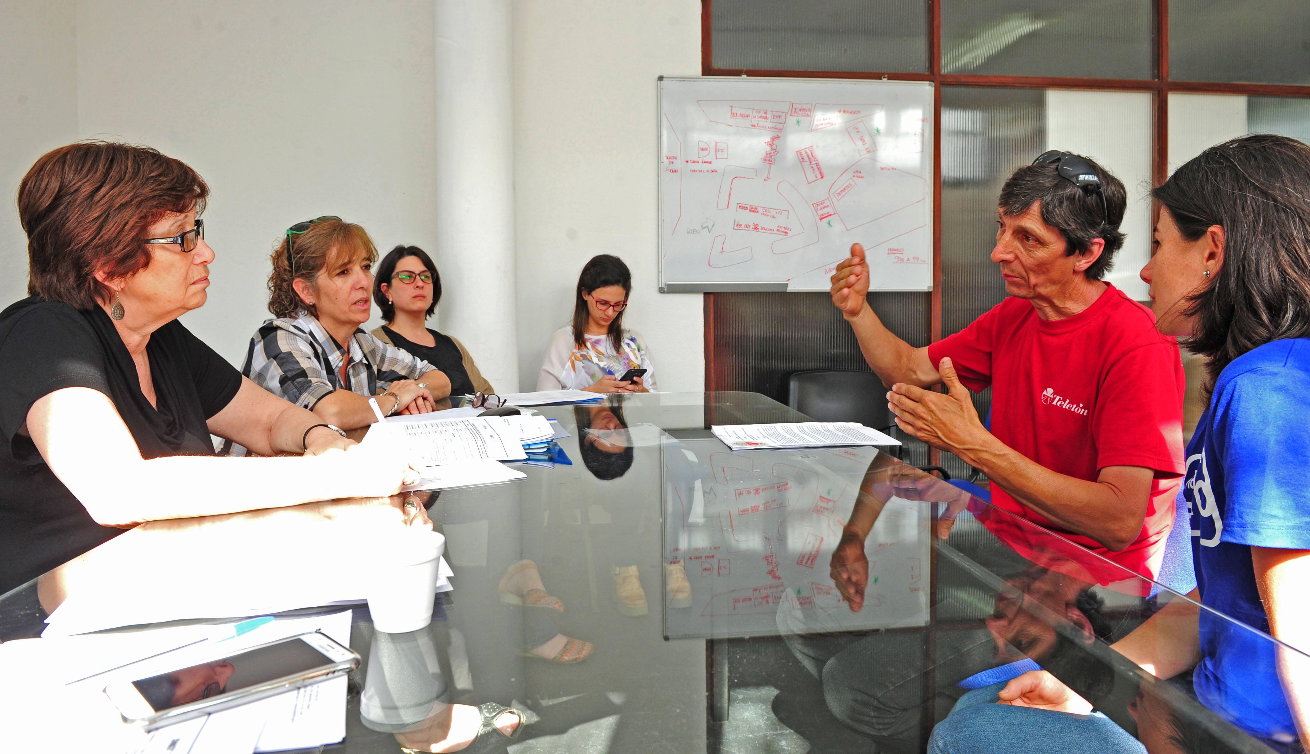 Ministra de Desarrollo Social, Marina Arismendi, se reunió con vecinos locales
