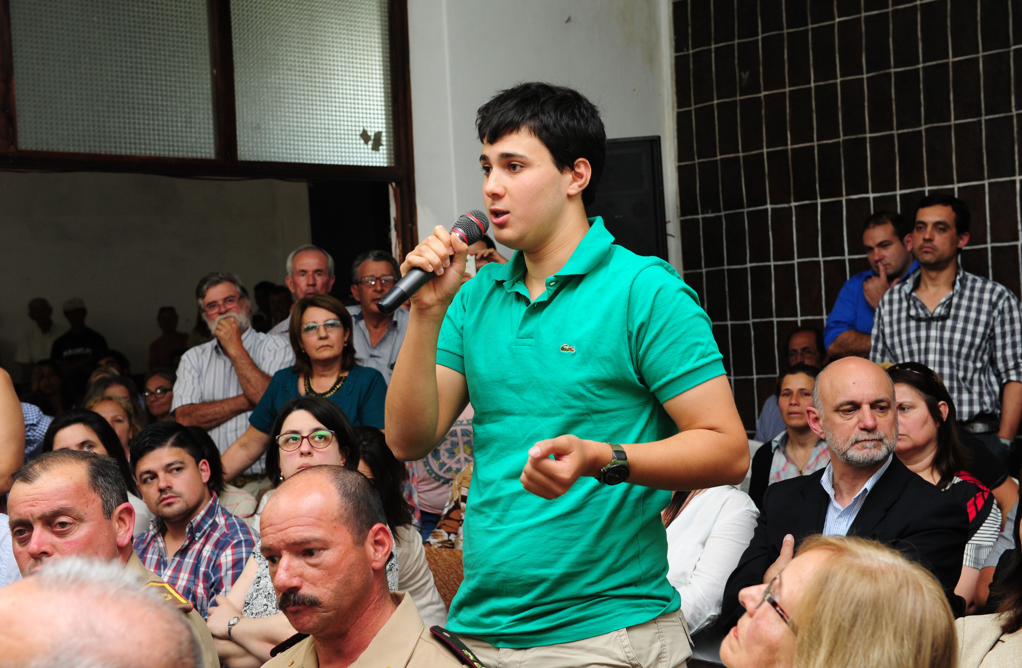 Estudiante se dirige al Consejo de Minsitros