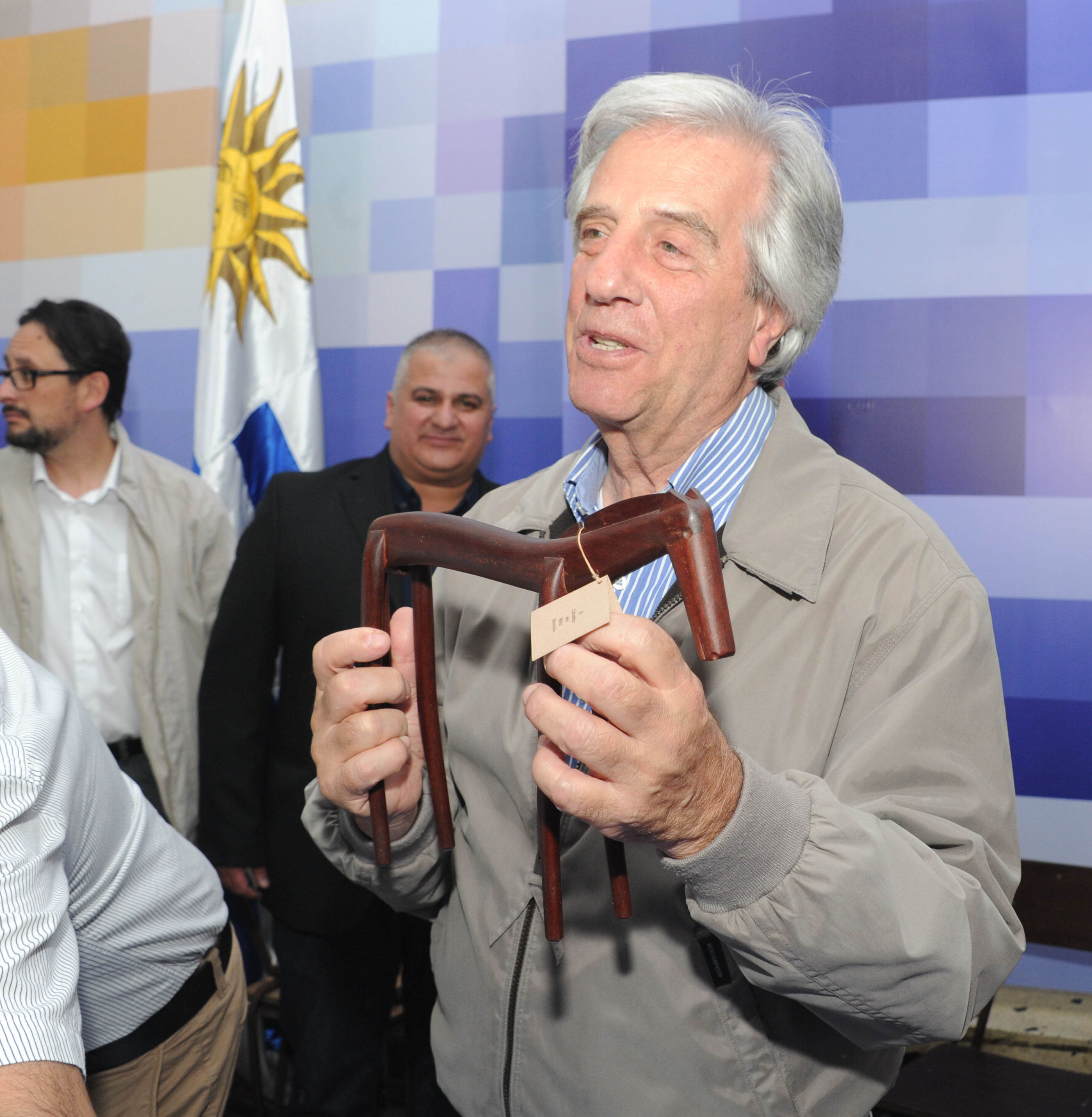 Intendente de Treinta y Tres, Dardo Sánchez entrega obsequio a Tabaré Vázquez