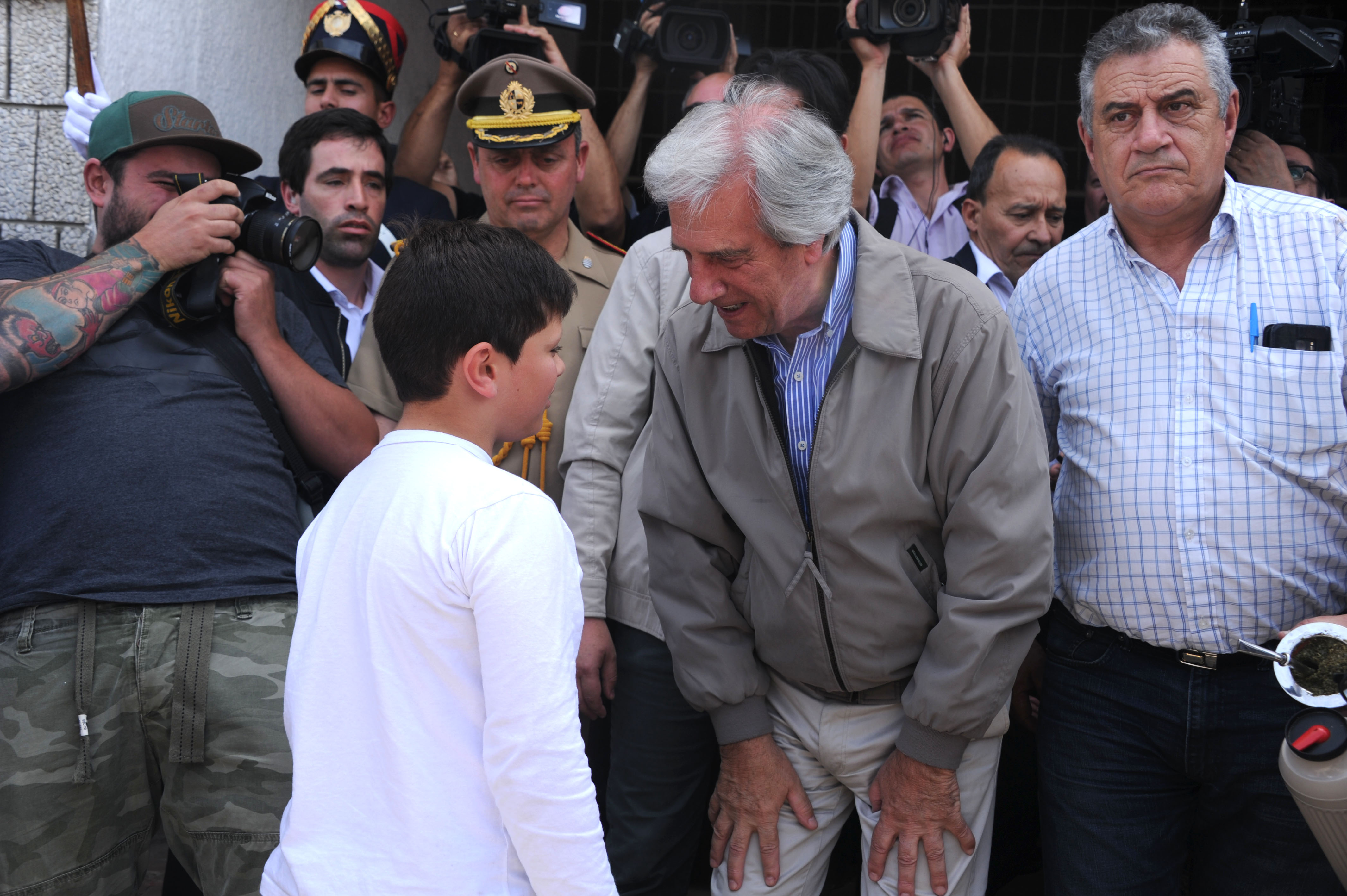 Presidente Vázquez saluda a escolar a la salida del Consejo