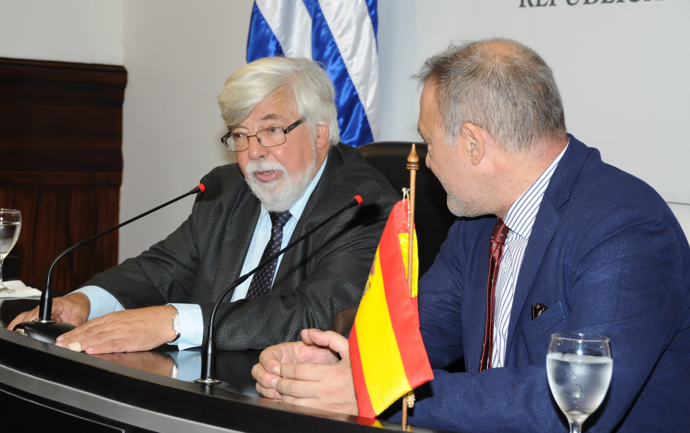 Ministro de lInterior, Eduardo Bonomi y el embajador de España en Uruguay, Roberto Varela Fariña