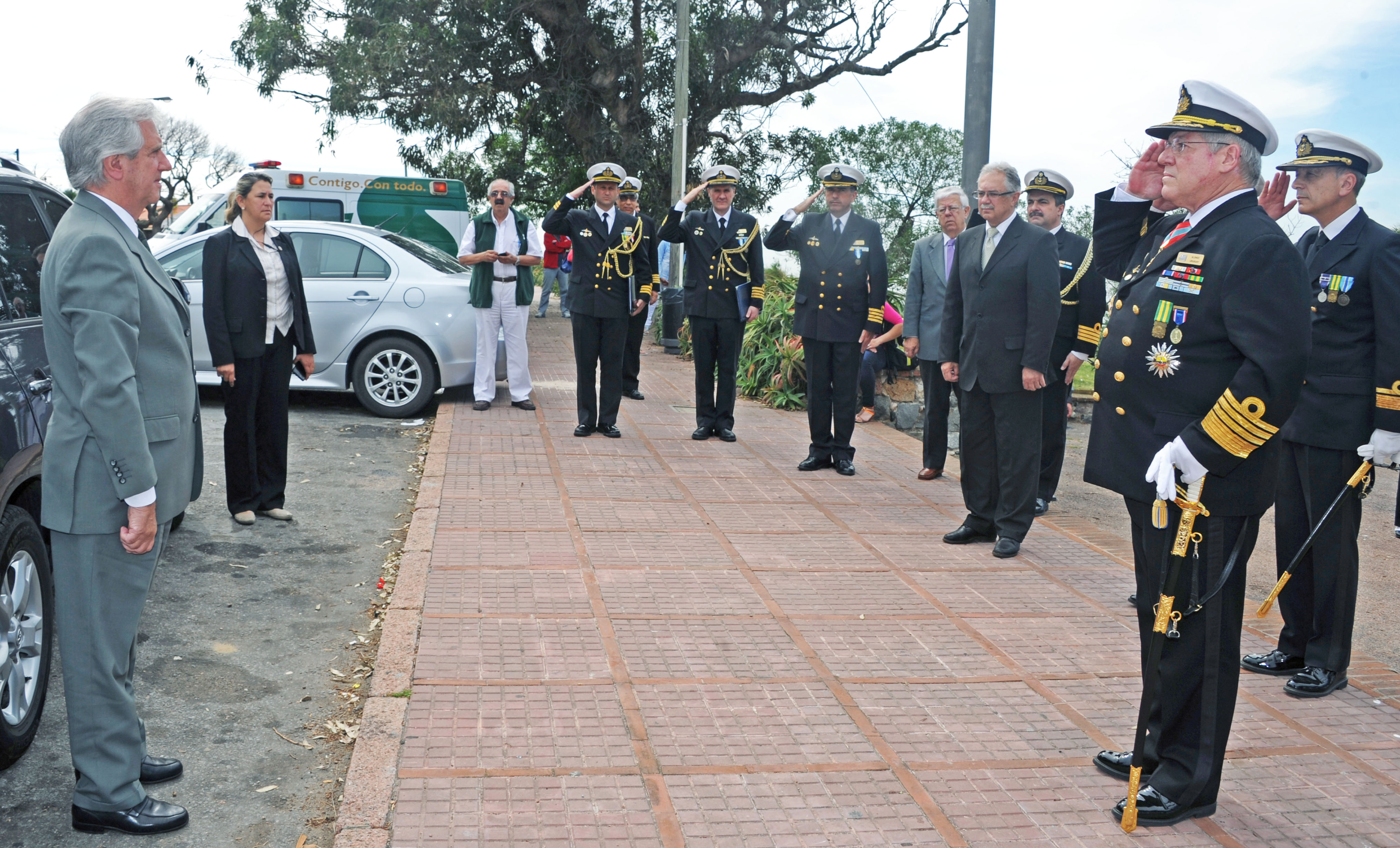 Vázques es recibidio en la Plaza de la Armada por el Comandante en Jefe de la Armada, Almirante Leonardo Alonso