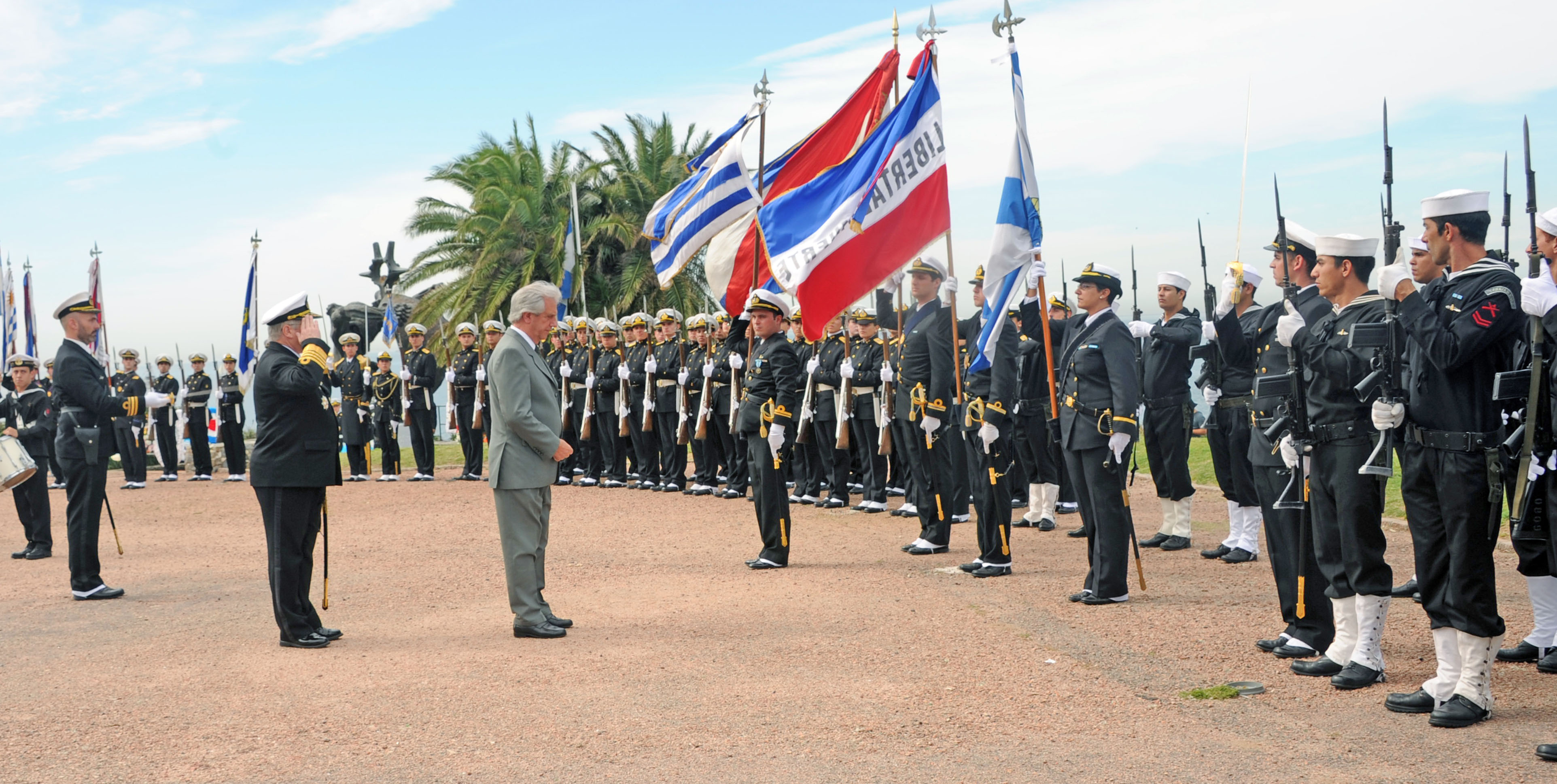 Tabaré Vázquez saluda a los Pabellones Patrios