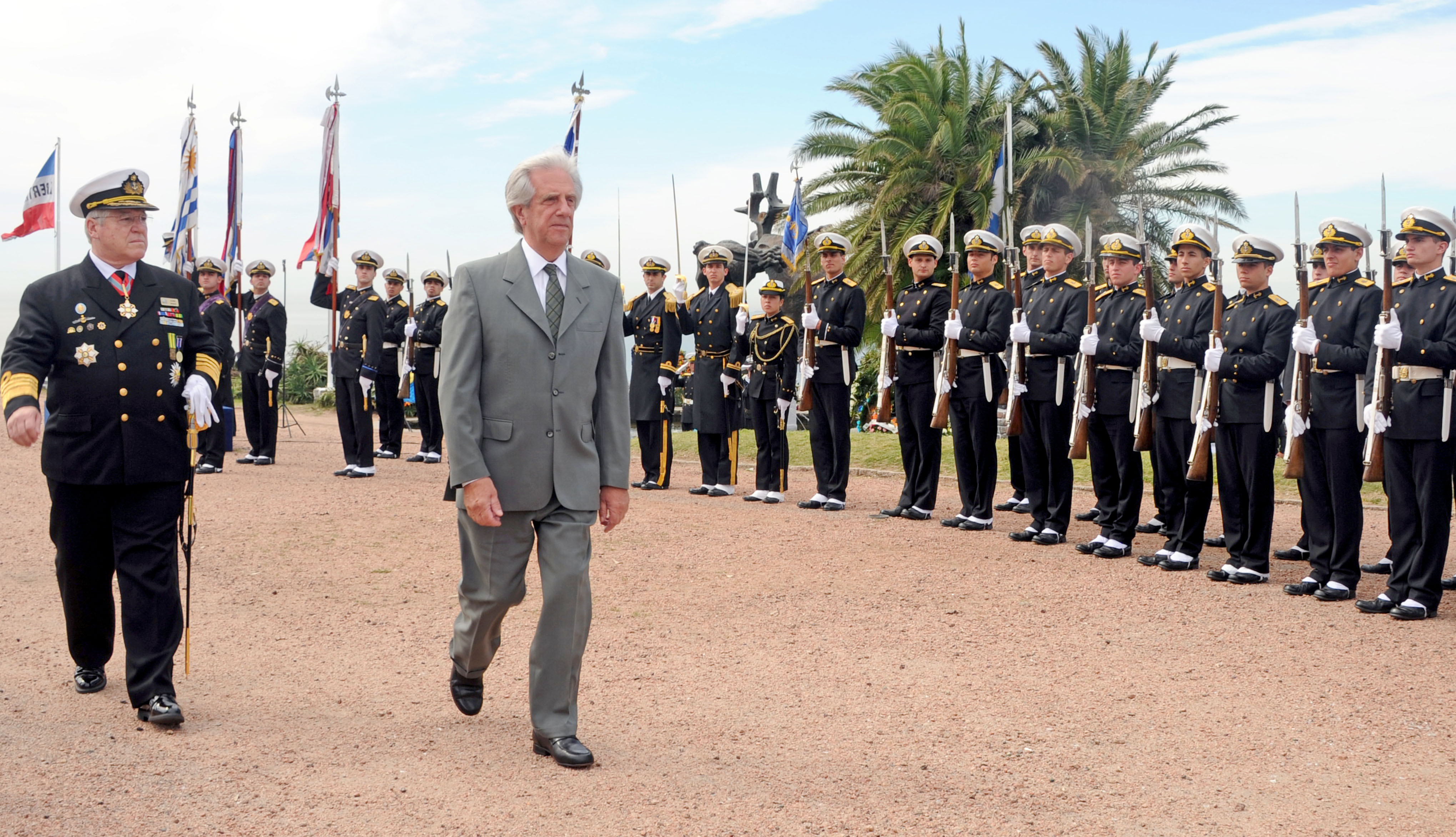 Tabaré Vázquez pasa revista a integrantes de las Fuerza Armadas
