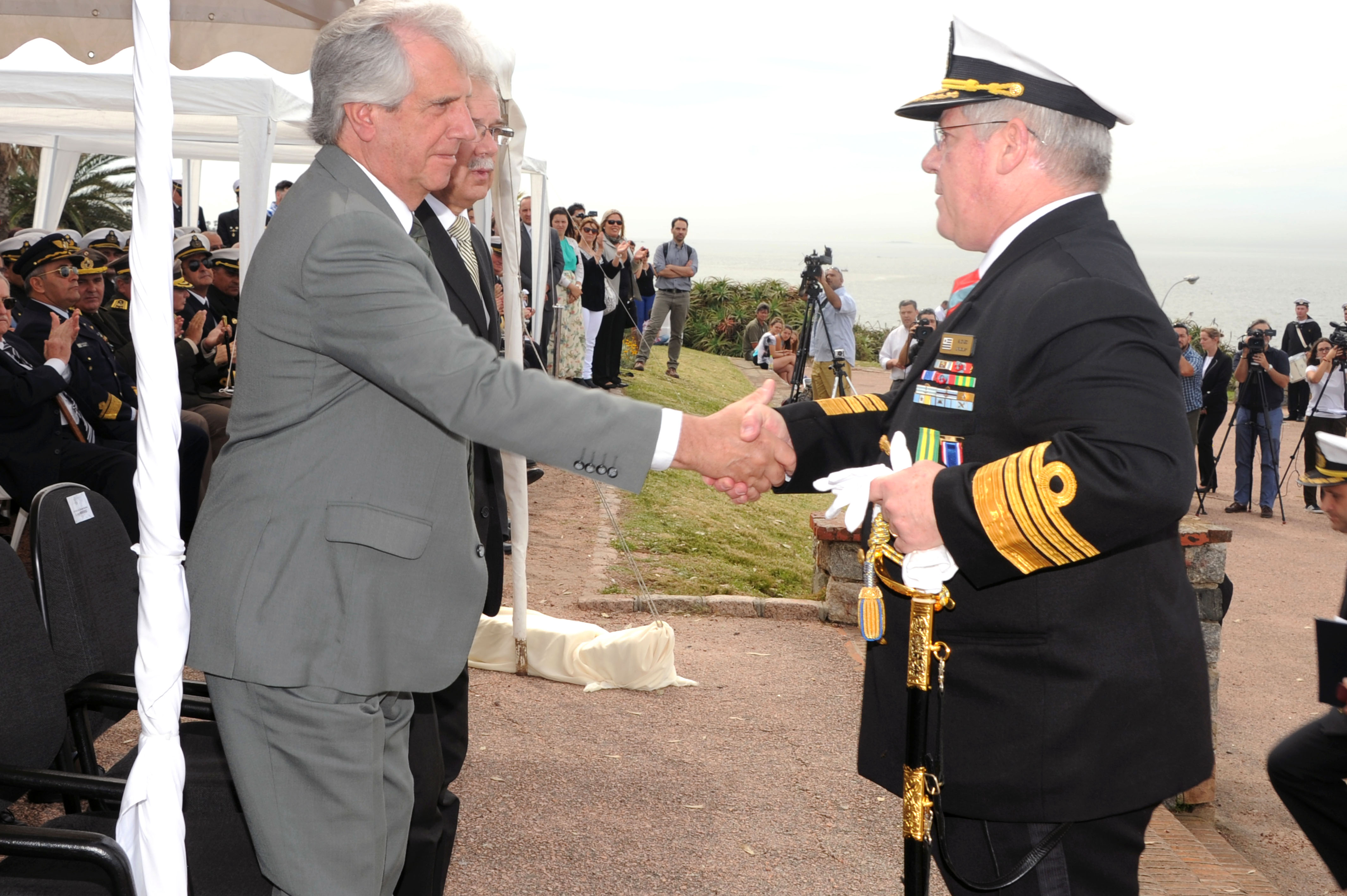 Saludo entre el Presidente Tabaré Vázquez y el Comandante en Jefe de la Armada, Almirante Leonardo Alonso
