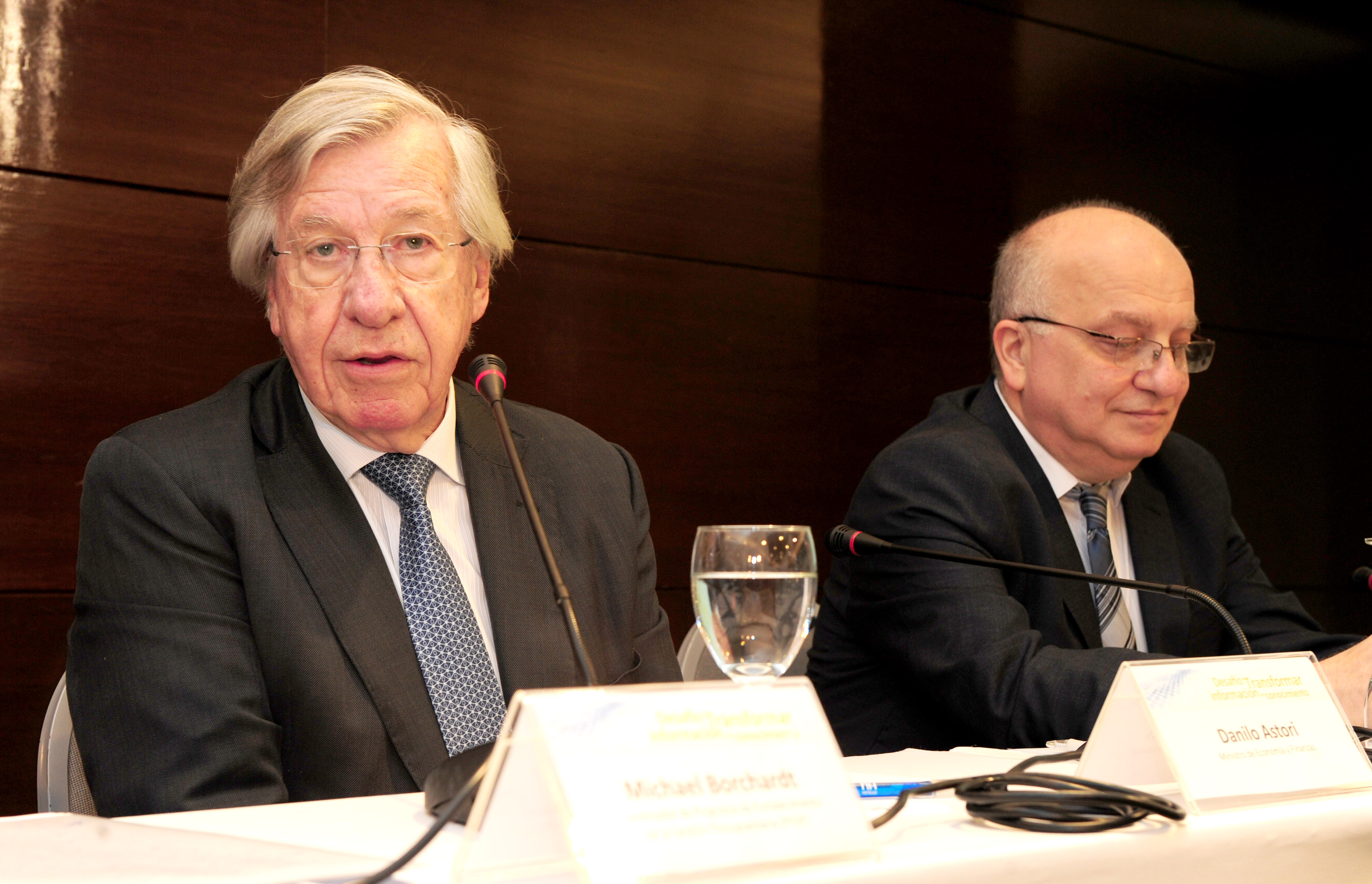 Ministro de Economía y Finanzas, Danilo Astori junto al director de AGESIC, José Clastornik
