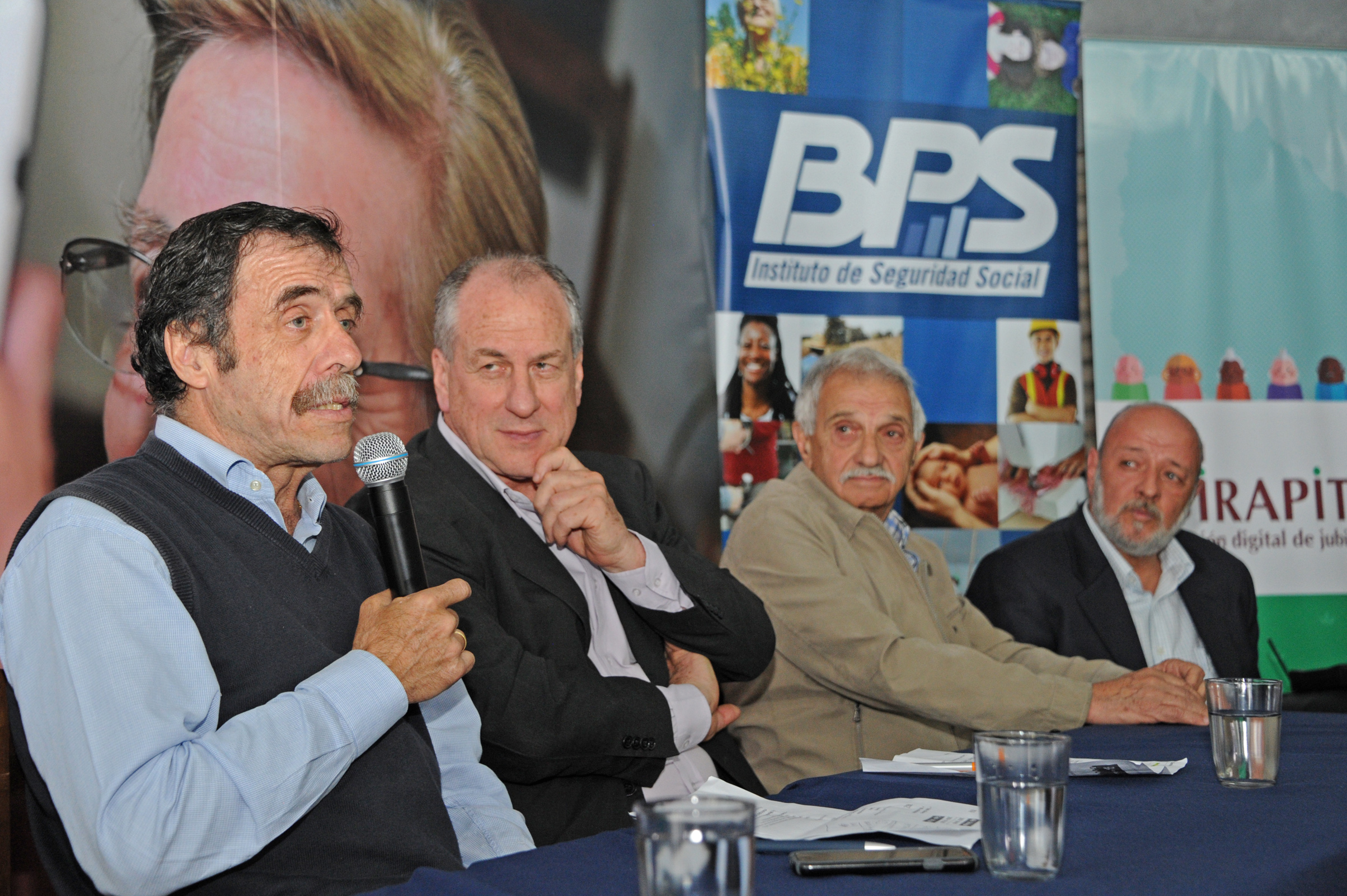 Miguel Brechner, presidente del Plan Ceibal, dirigiéndose a los presentes