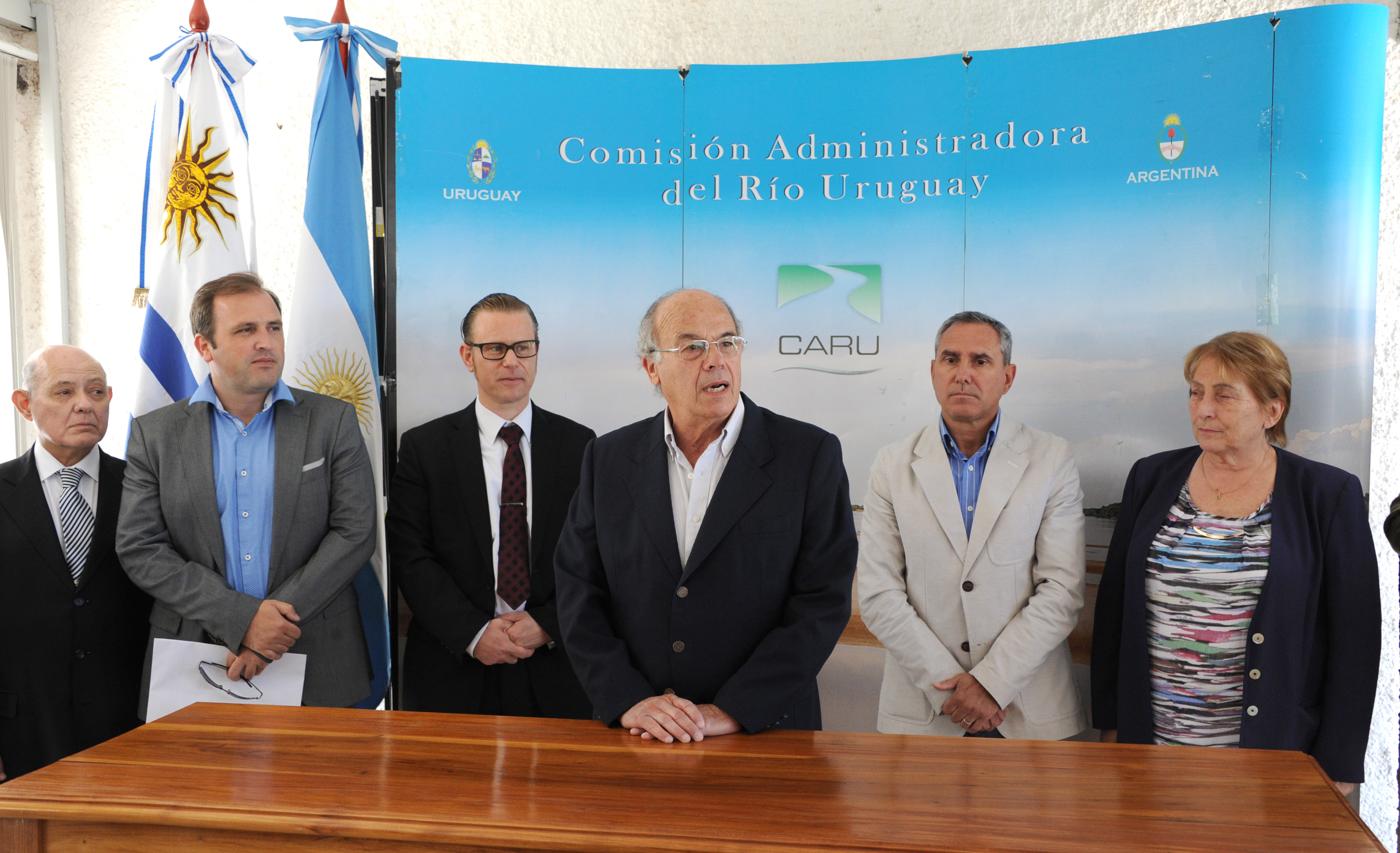 Autoridades uruguayas y argentinas de CARU suscriben contrato con representantes de la firma belga Jan De Nul