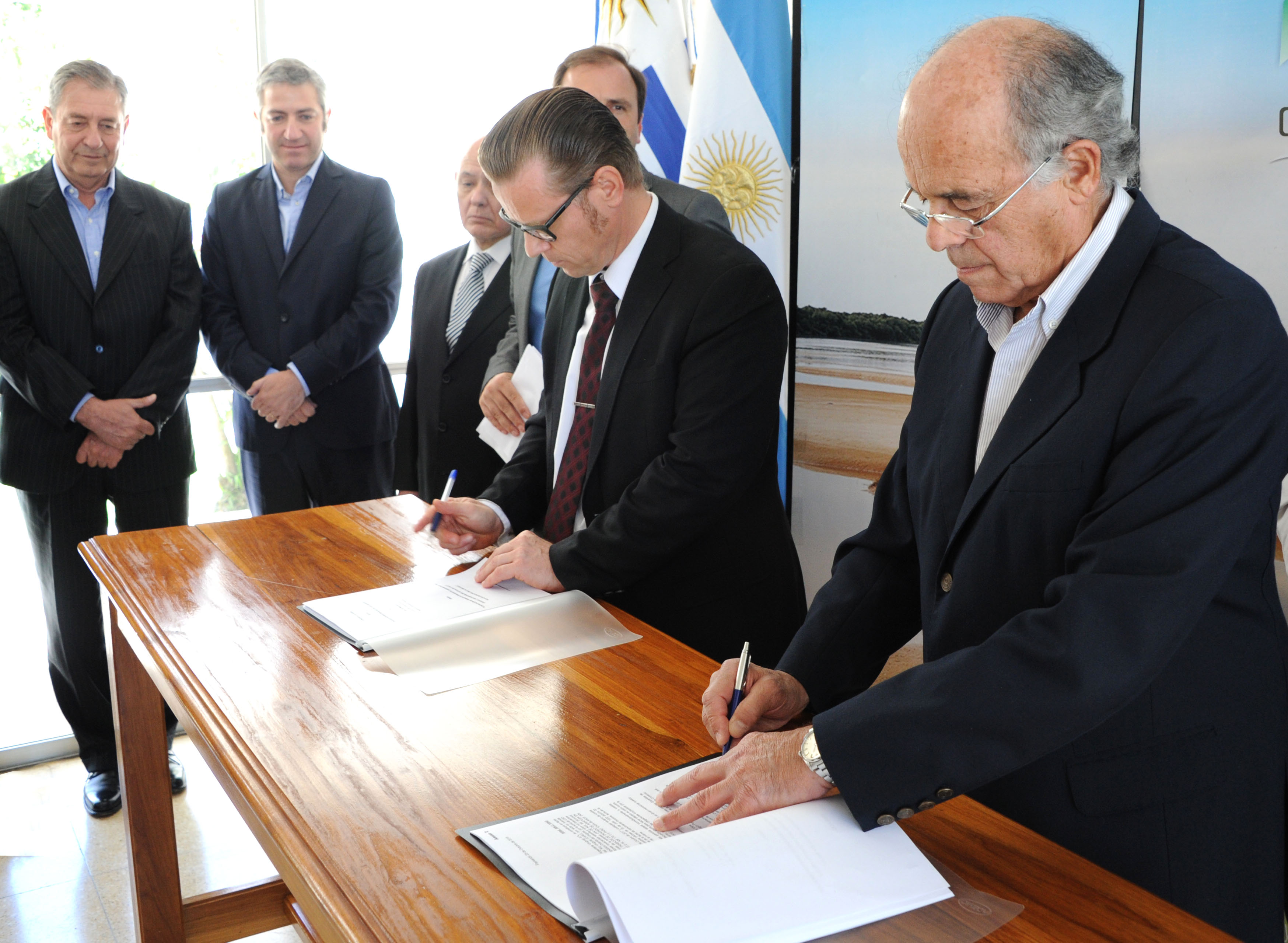 Autoridades uruguayas y argentinas de CARU suscriben contrato con representantes de la firma belga Jan De Nul