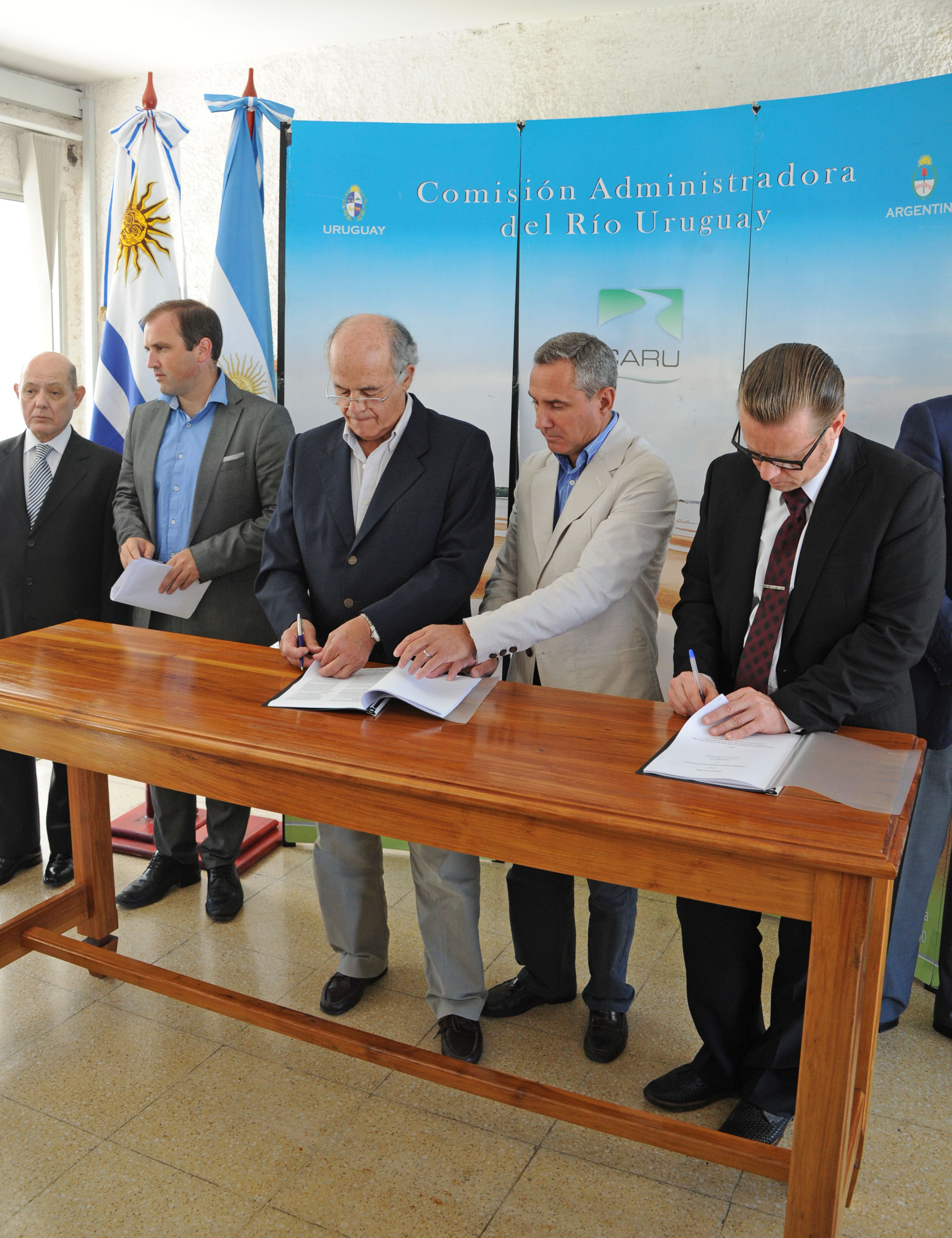Autoridades uruguayas y argentinas de CARU suscriben contrato con representantes de la firma belga Jan De Nul