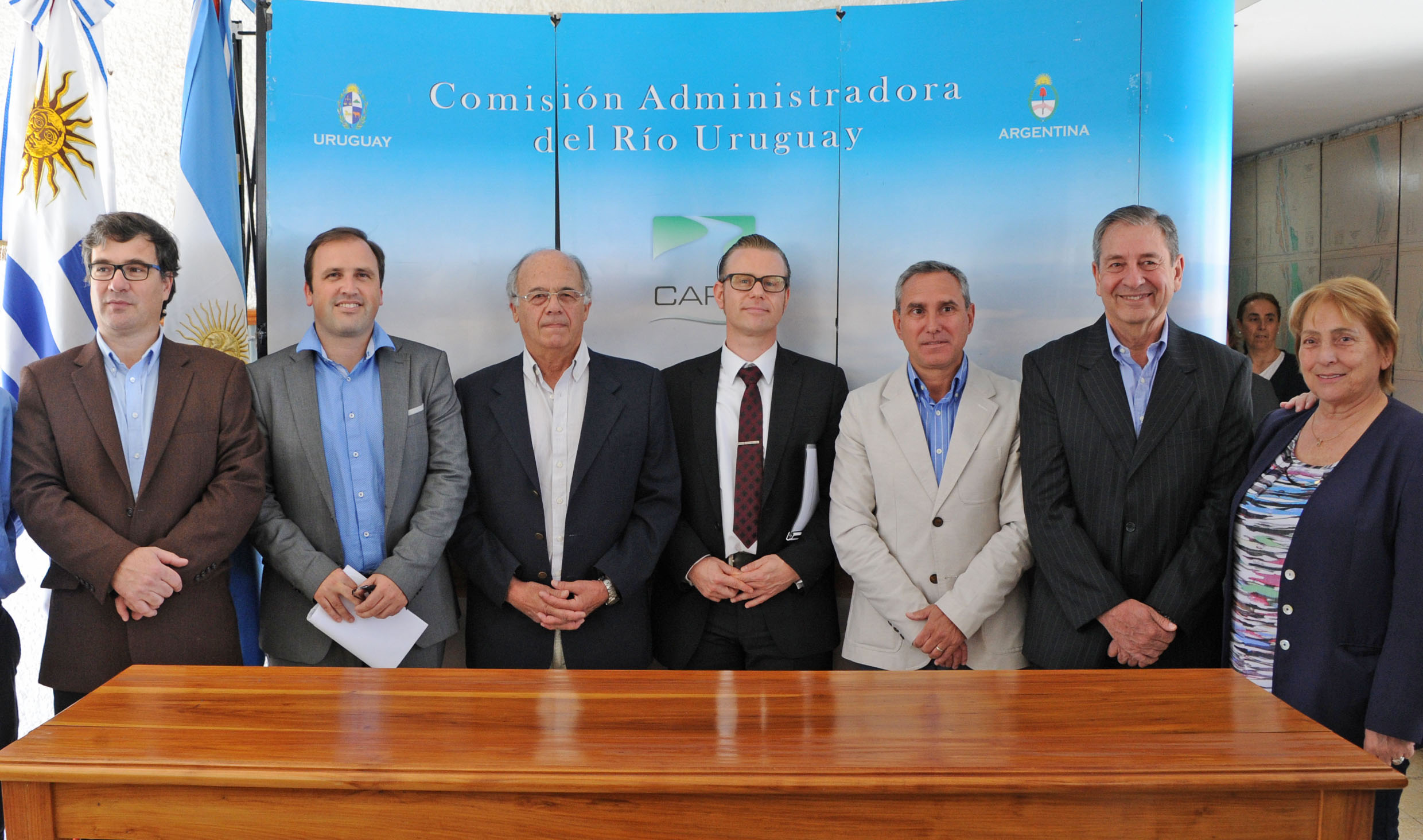 Autoridades uruguayas y argentinas de CARU suscriben contrato con representantes de la firma belga Jan De Nul