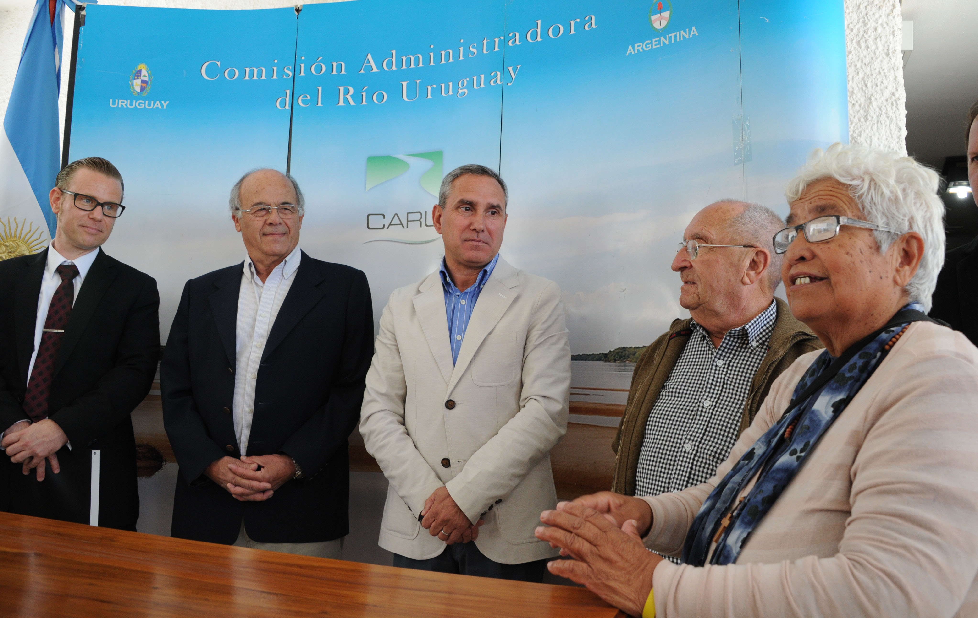 Autoridades uruguayas y argentinas de CARU suscriben contrato con representantes de la firma belga Jan De Nul