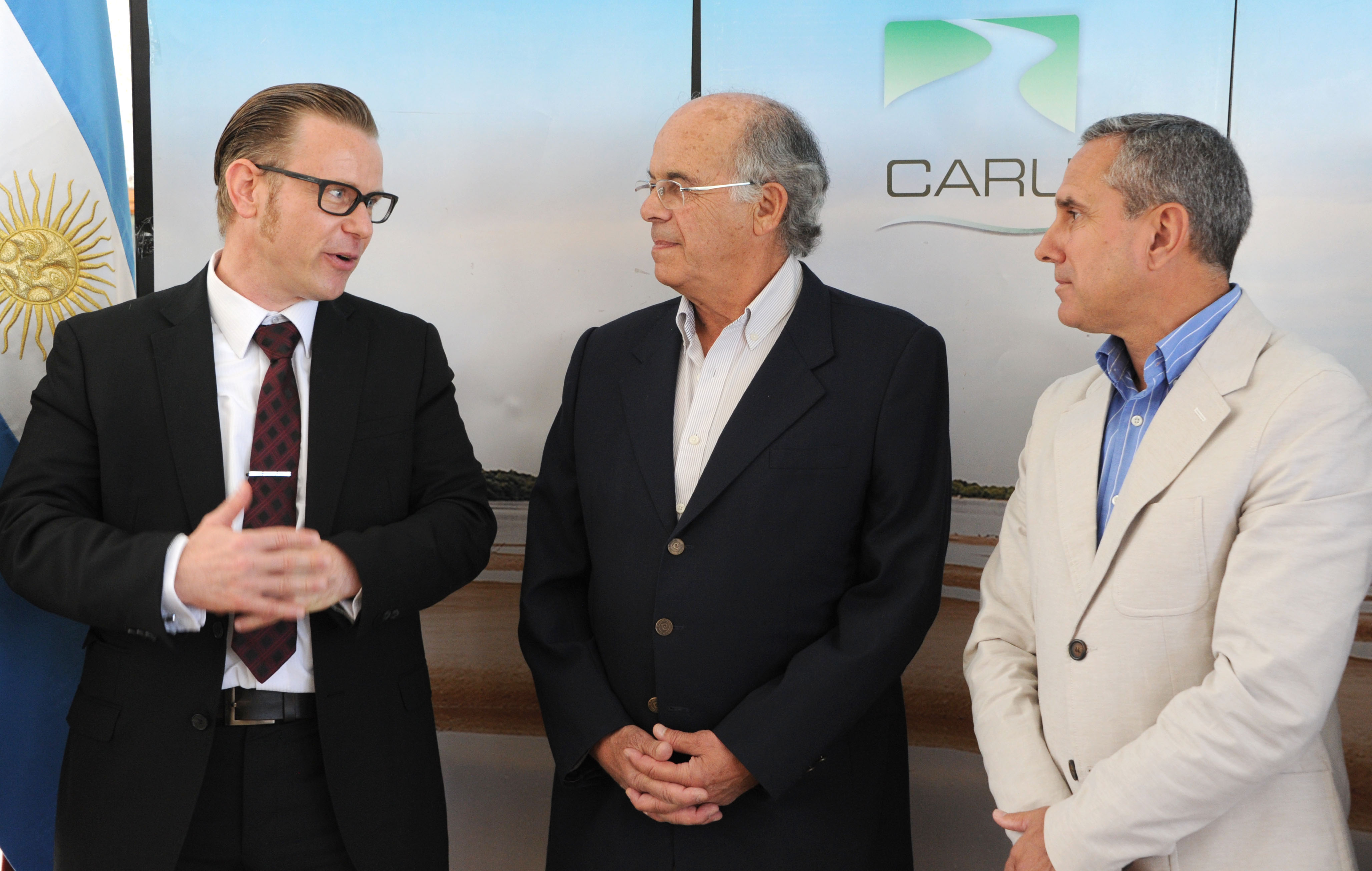 Autoridades uruguayas y argentinas de CARU suscriben contrato con representantes de la firma belga Jan De Nul