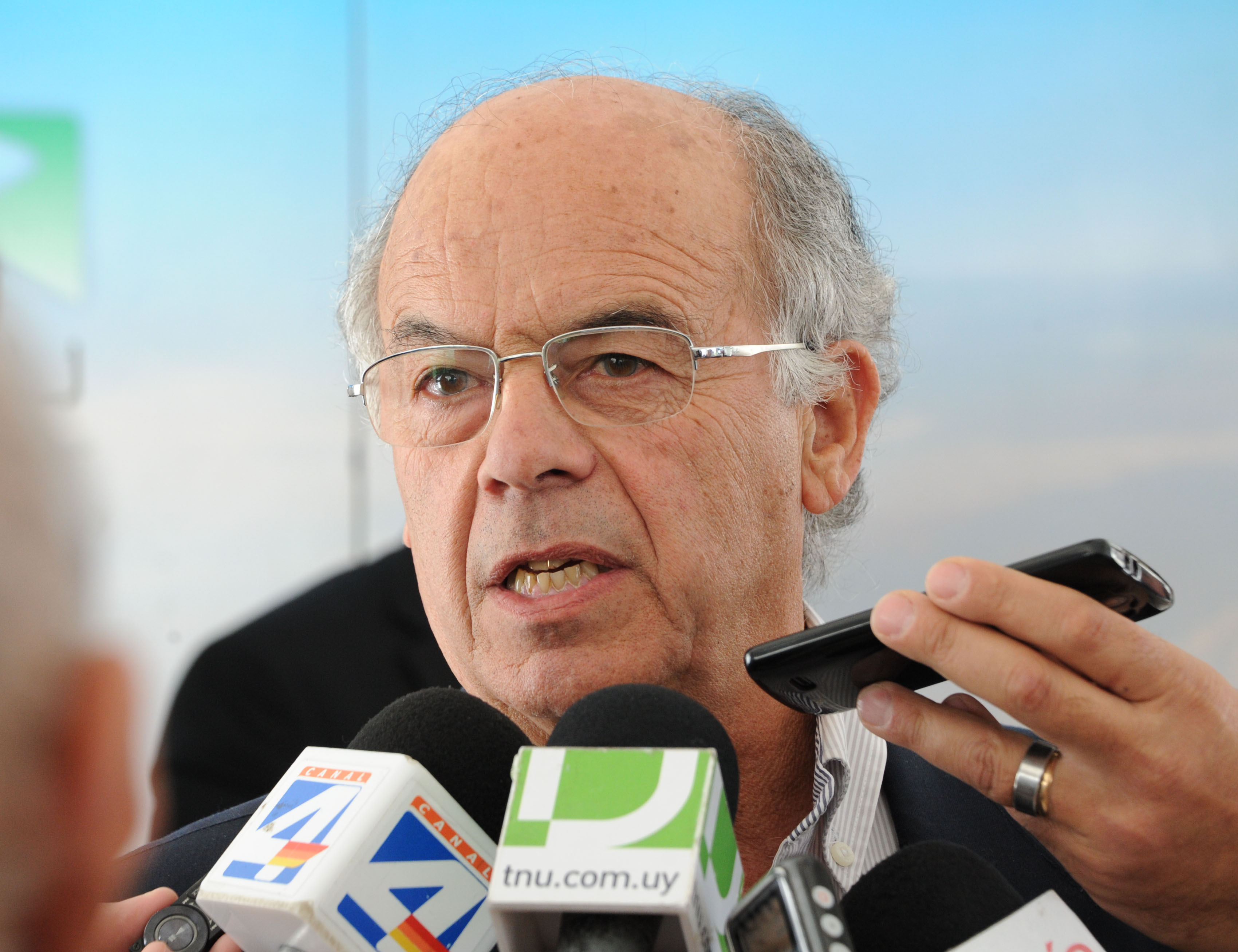 Autoridades uruguayas y argentinas de CARU suscriben contrato con representantes de la firma belga Jan De Nul