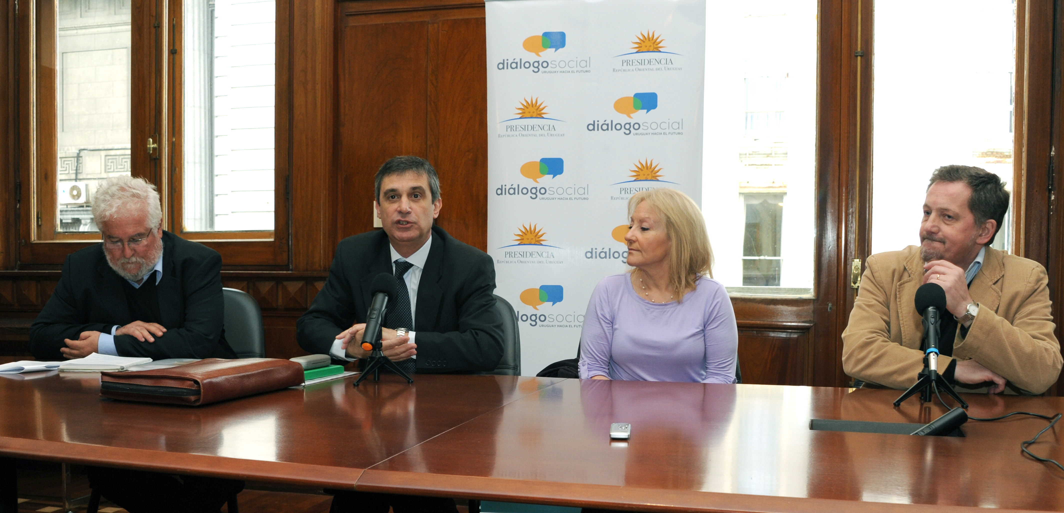 Álvaro García y Carolina Cosse encabezan la Mesa 2 del Diálogo Social