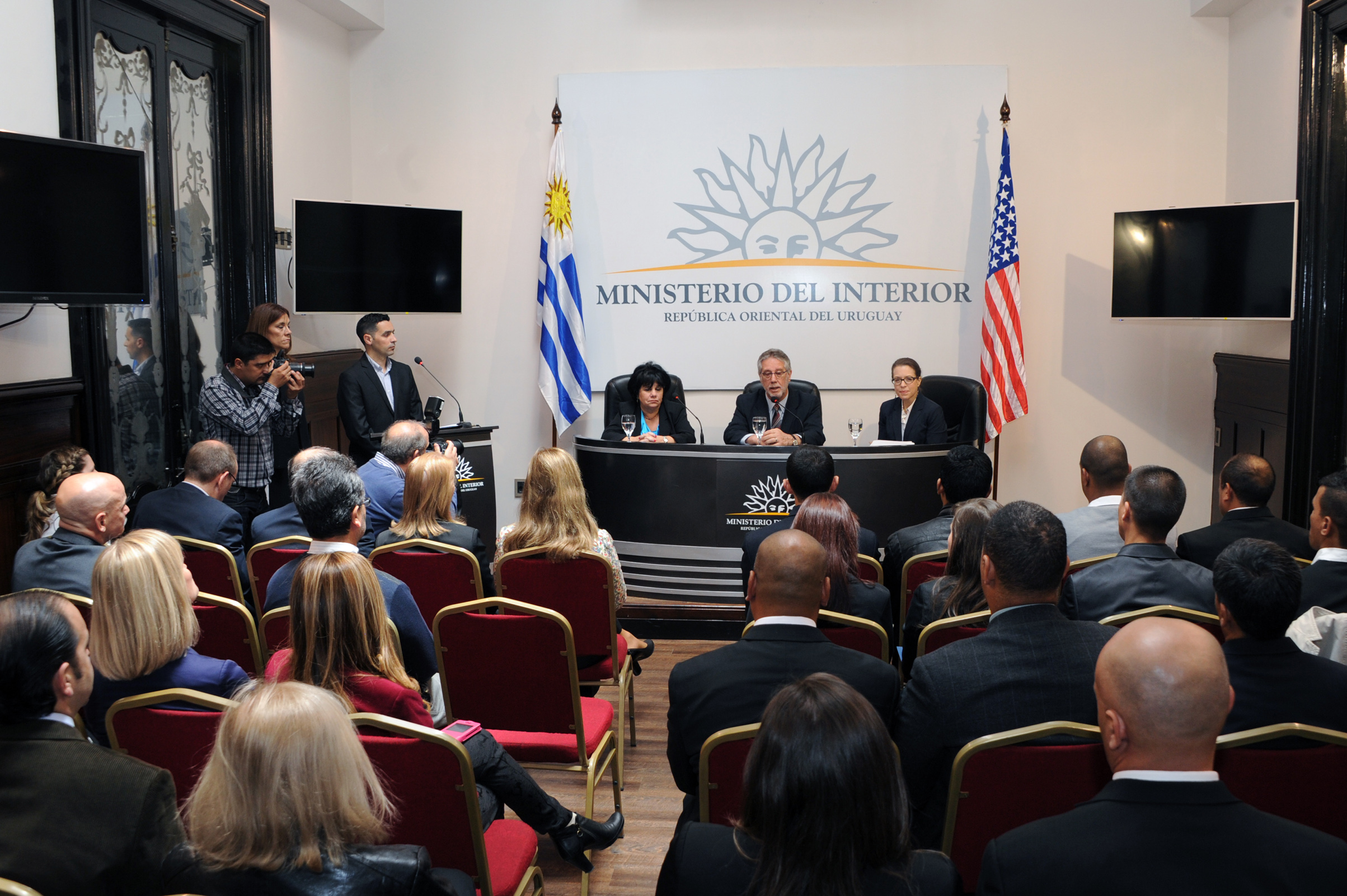 Subsecretario del Ministerio del Interior, Jorge Vázquez, haciendo uso de la palabra