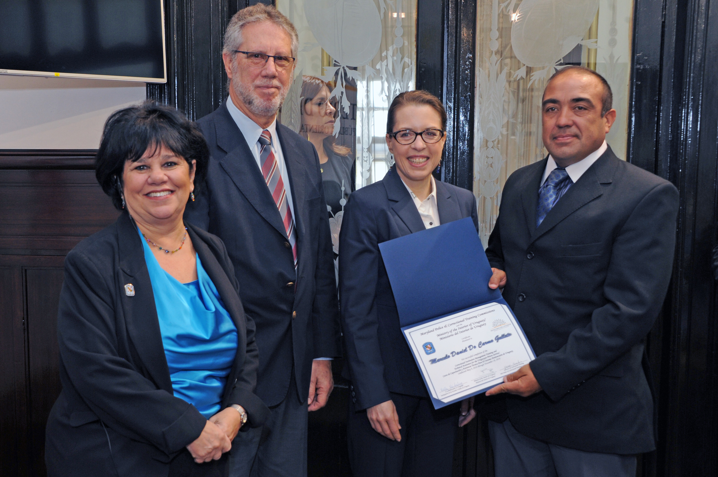 Autoridades junto a funcionarios que realizaron el curso, recibiendo su certificado