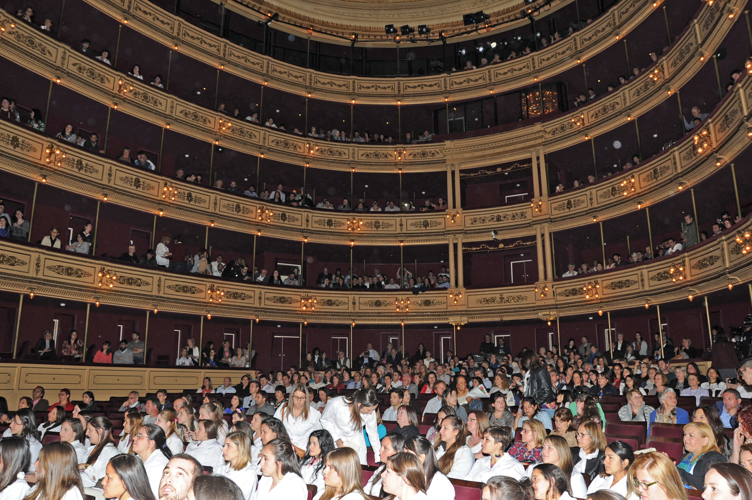 Teatro Solís durante la ceremonia de graduación de docentes de Primaria