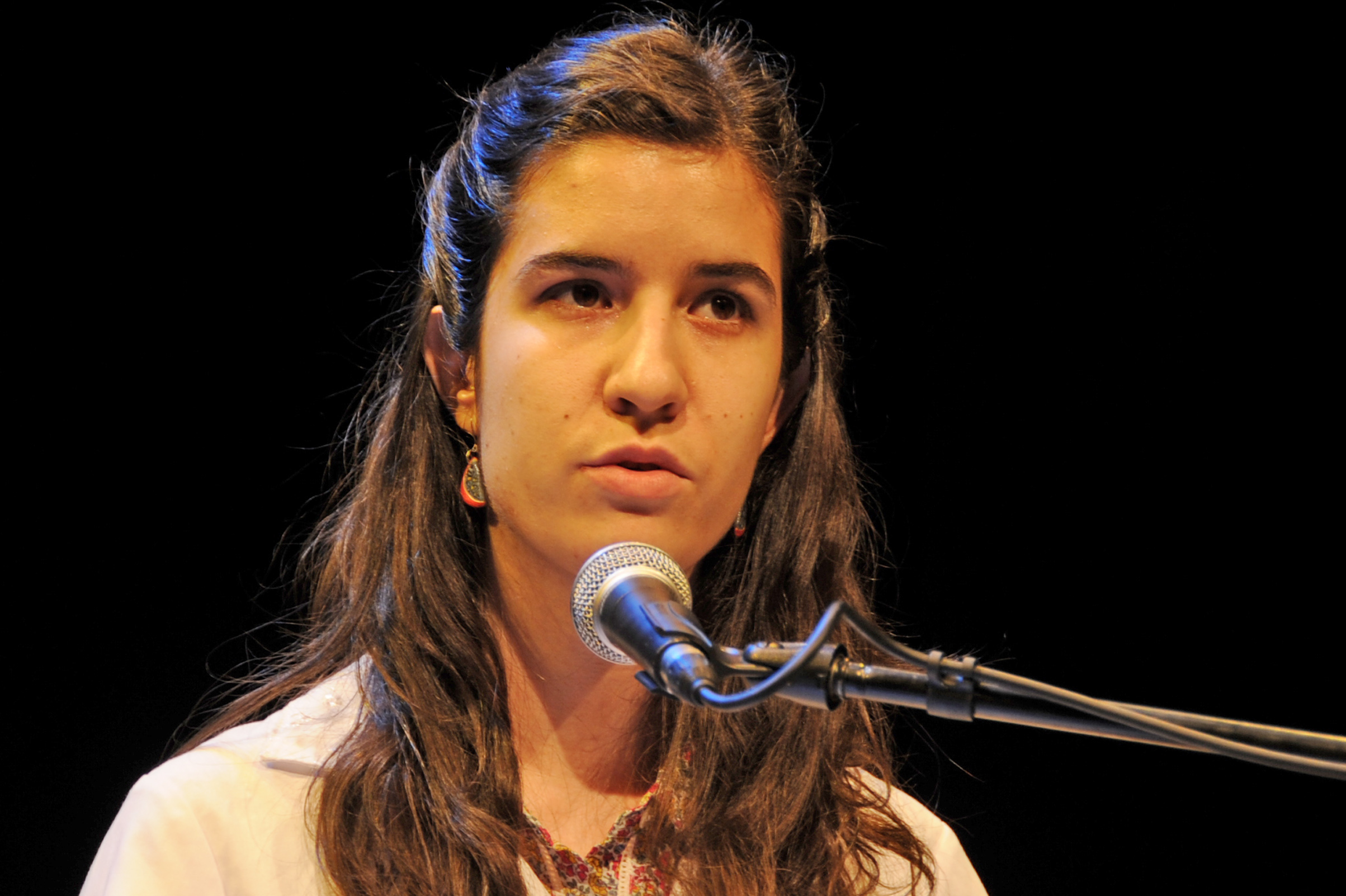 Maestra haciendo uso de la palabra, durante la ceremonia de graduación
