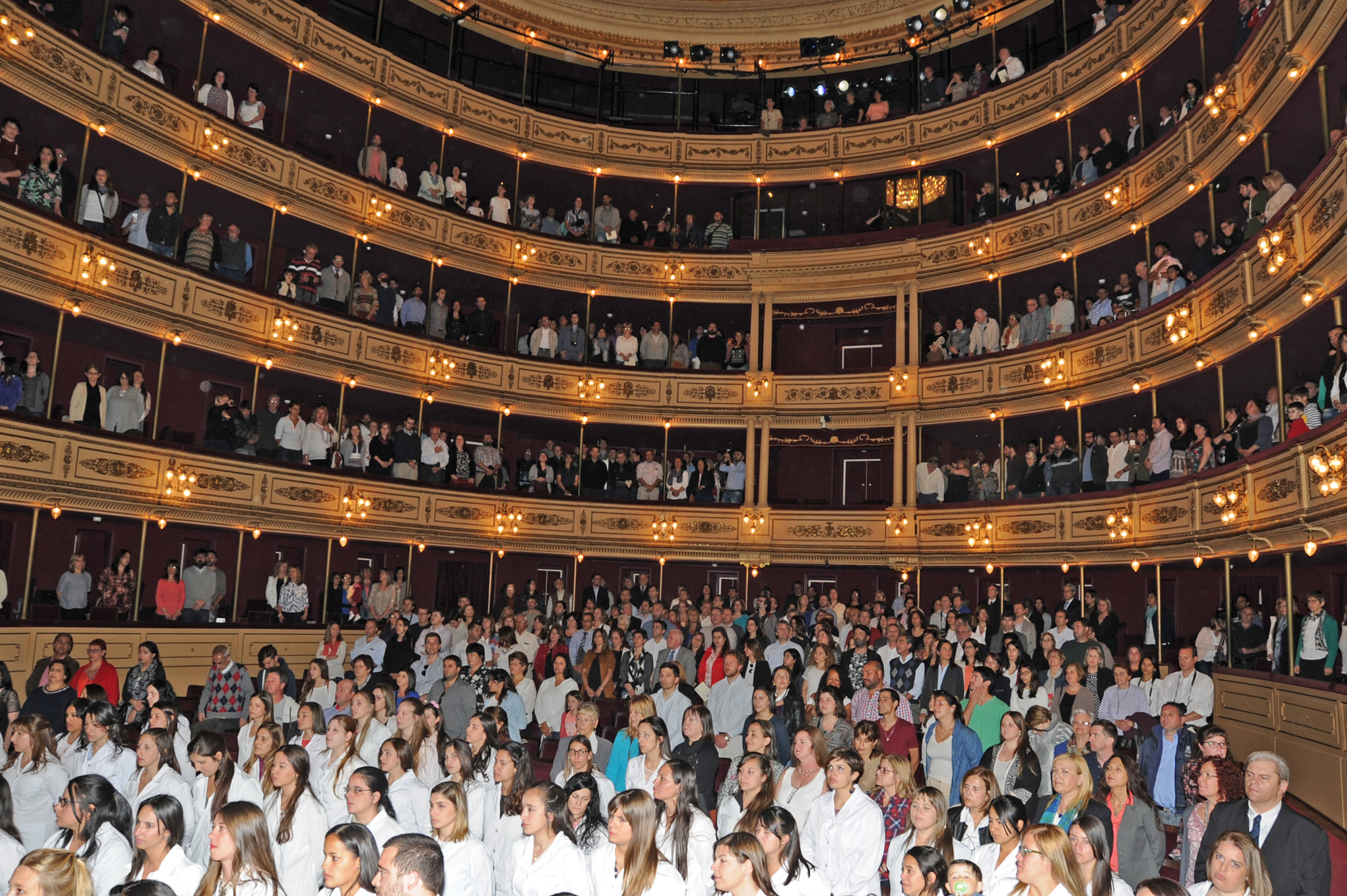 Teatro Solís durante la ceremonia de graduación de docentes de Primaria