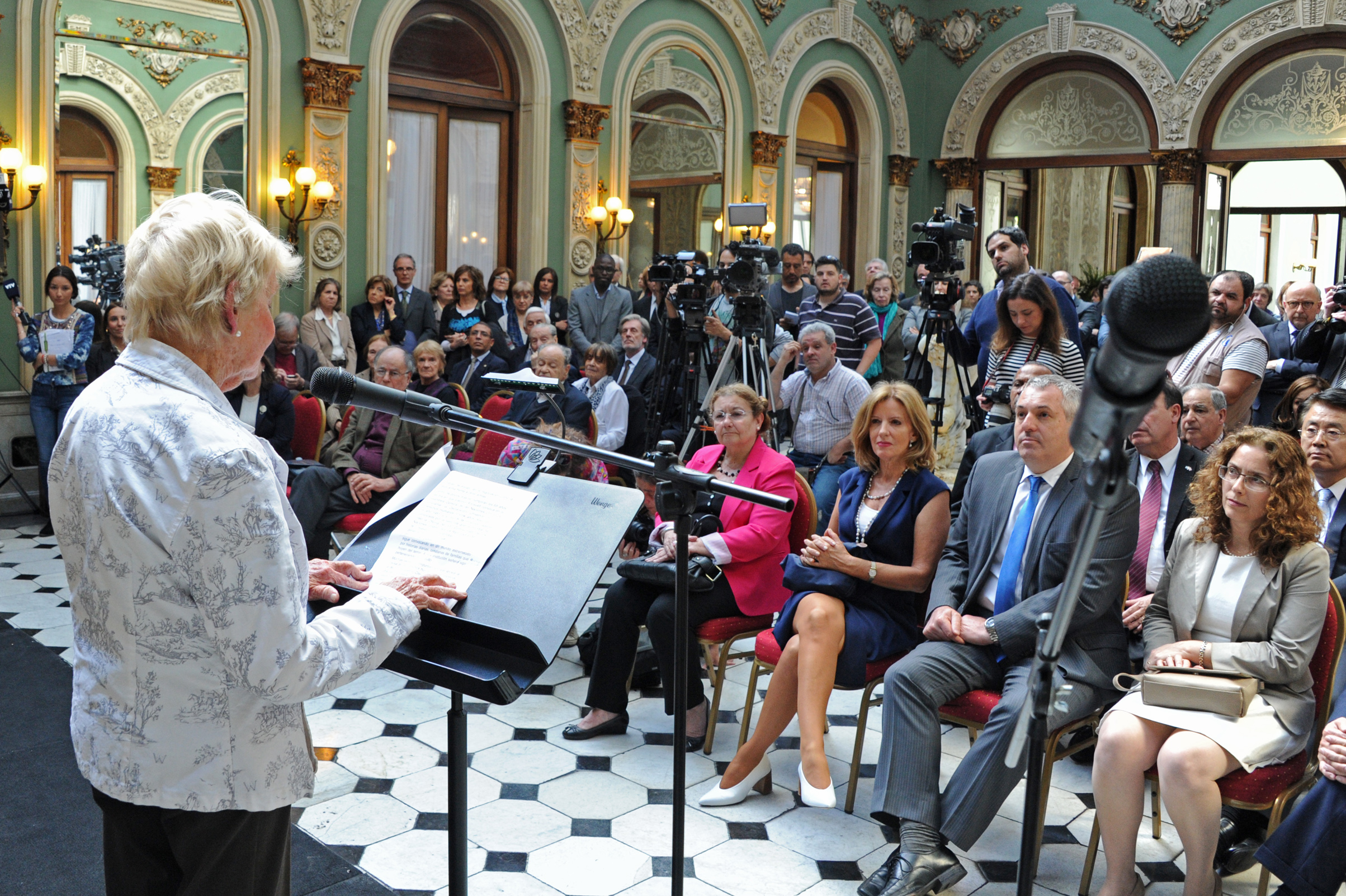 Belela Herrera dirigiéndose a los presentes