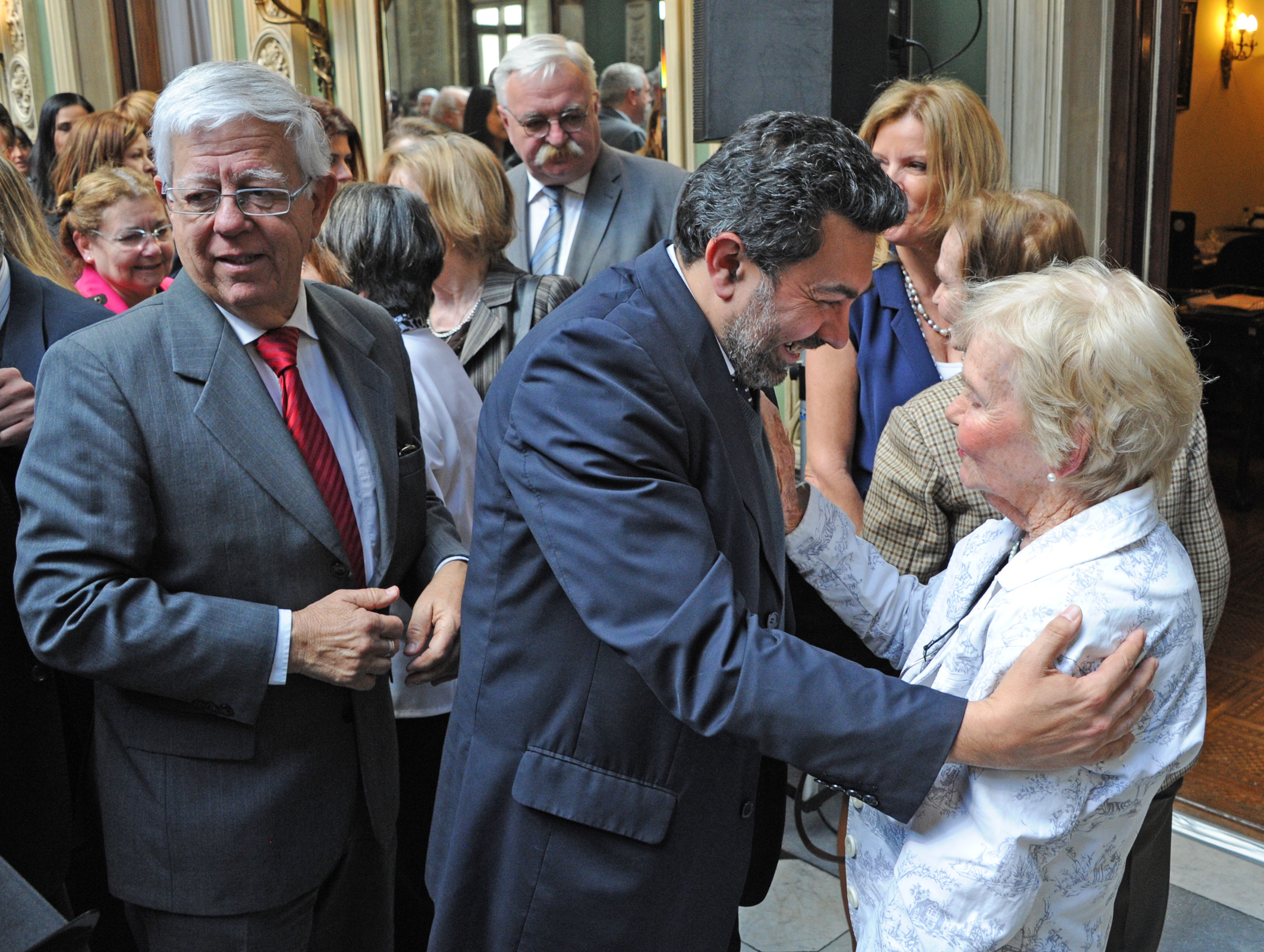Belela Herrera recibe los saludos de los asistenes a su homenaje