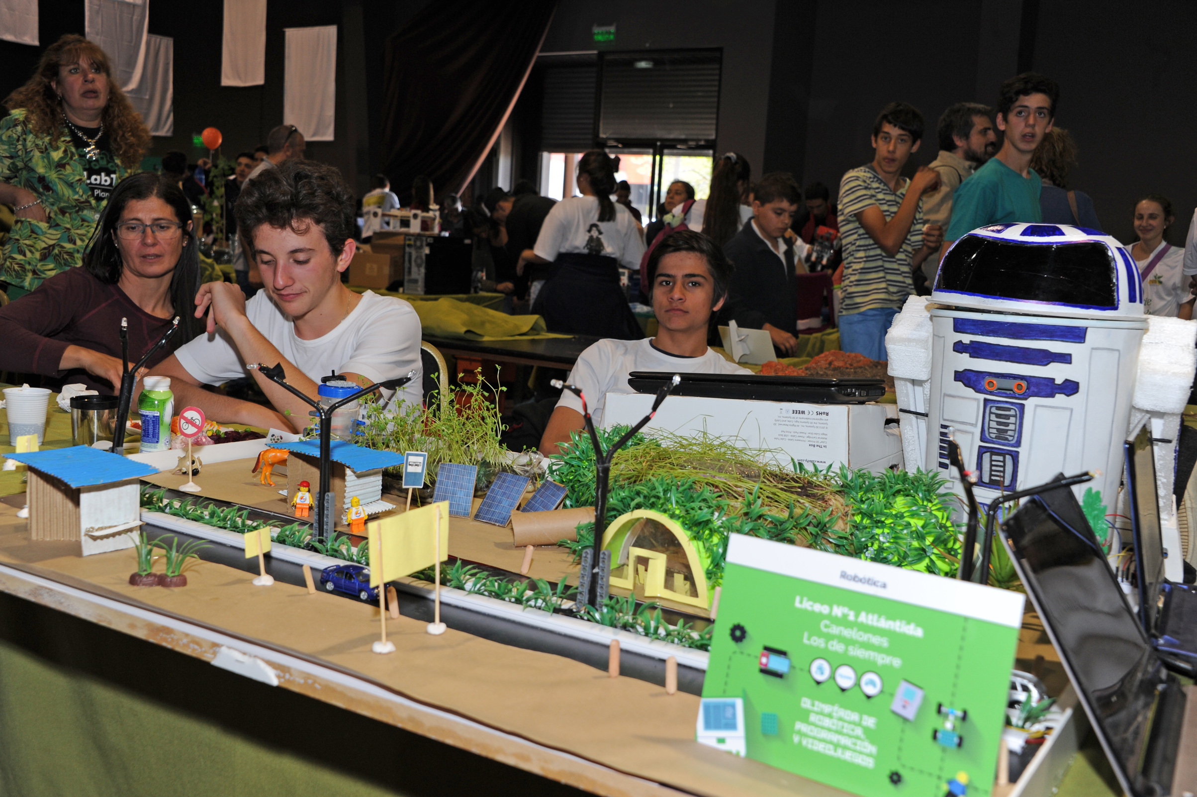 Jóvenes en Olimpíada de Robótica, Programación y Videojuegos