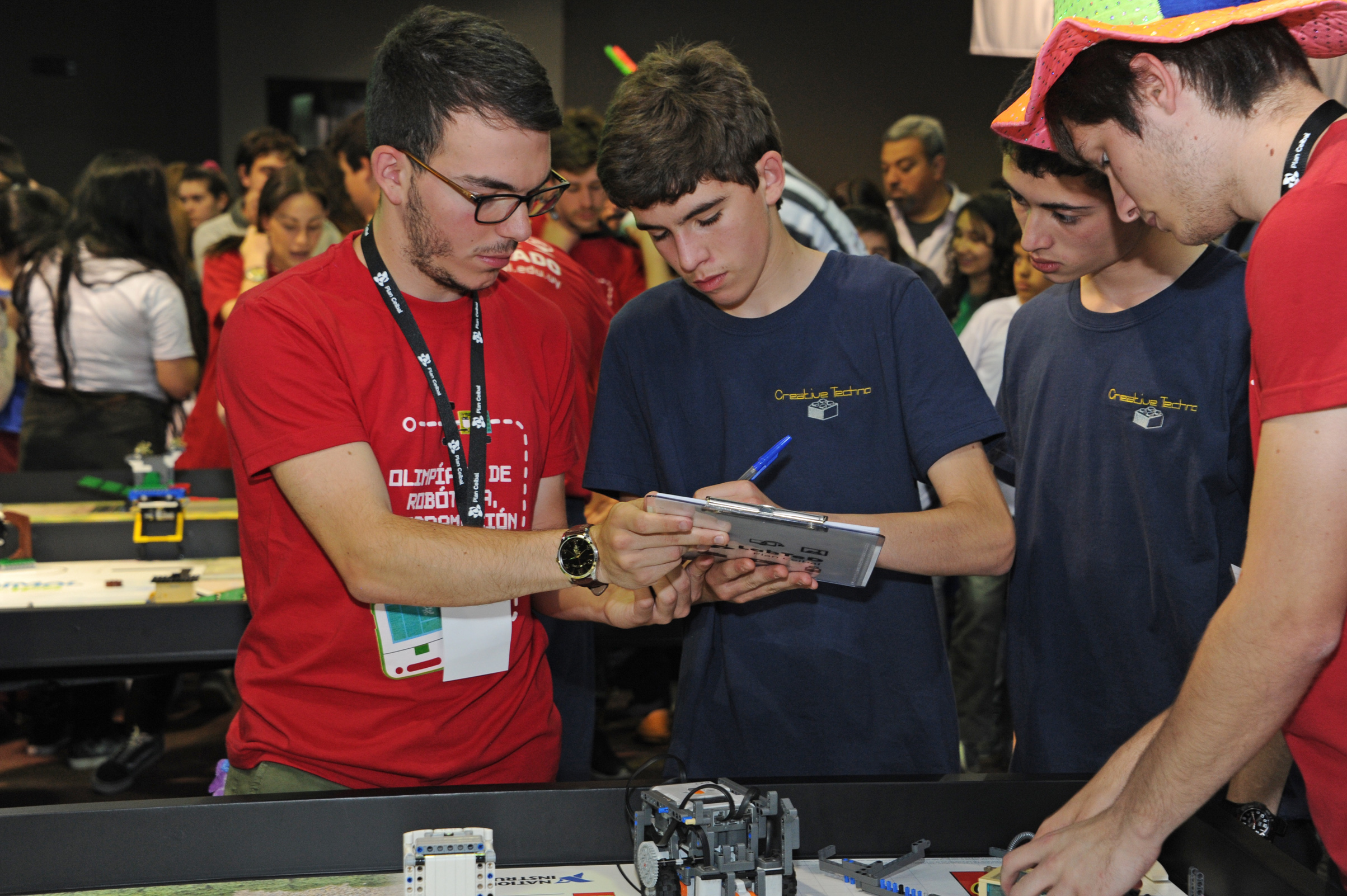 Jóvenes en Olimpíada de Robótica, Programación y Videojuegos