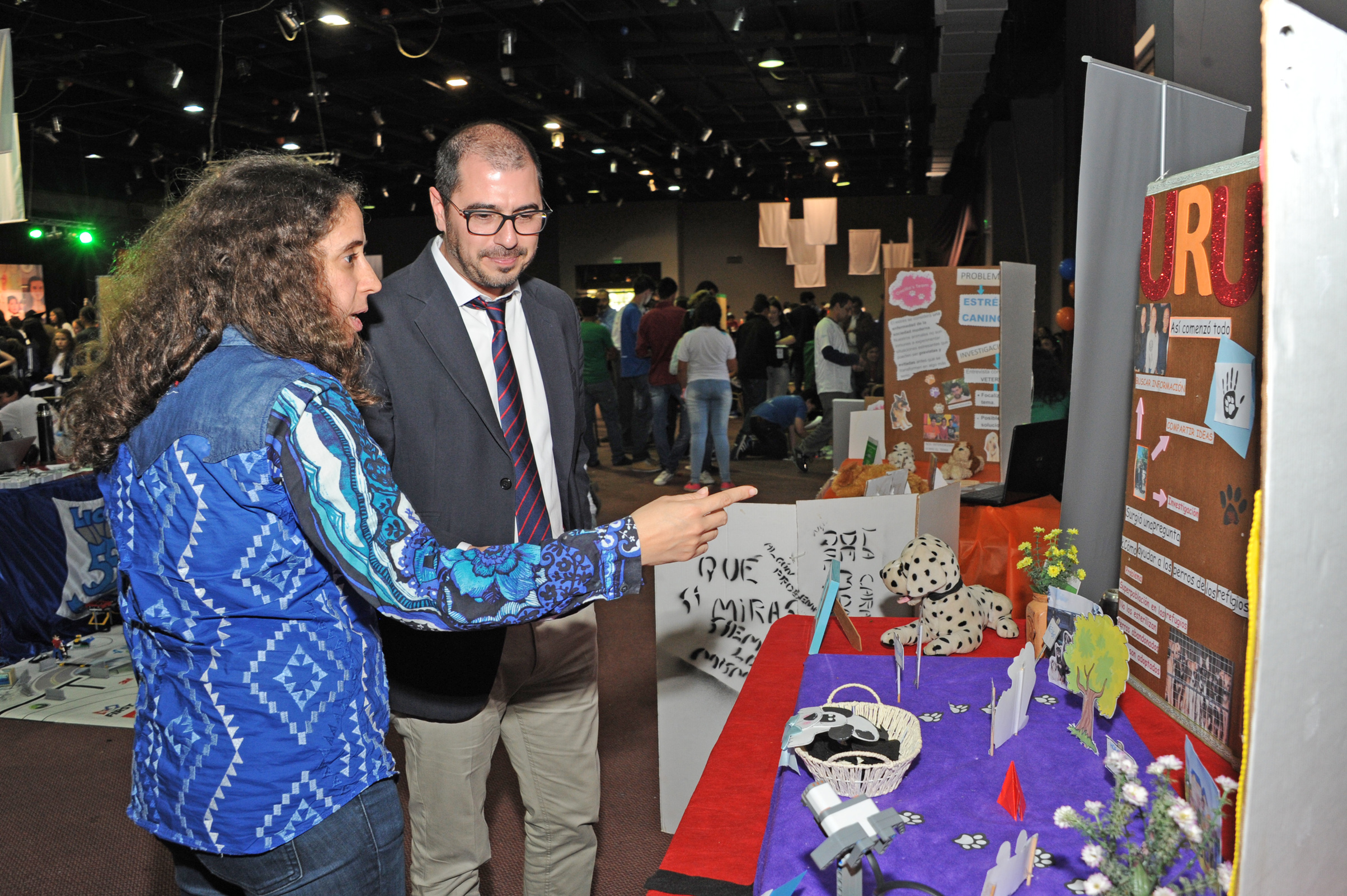 Prosecretario Juan Andrés Roballo junto a jóvenes en Olimpíada de Robótica