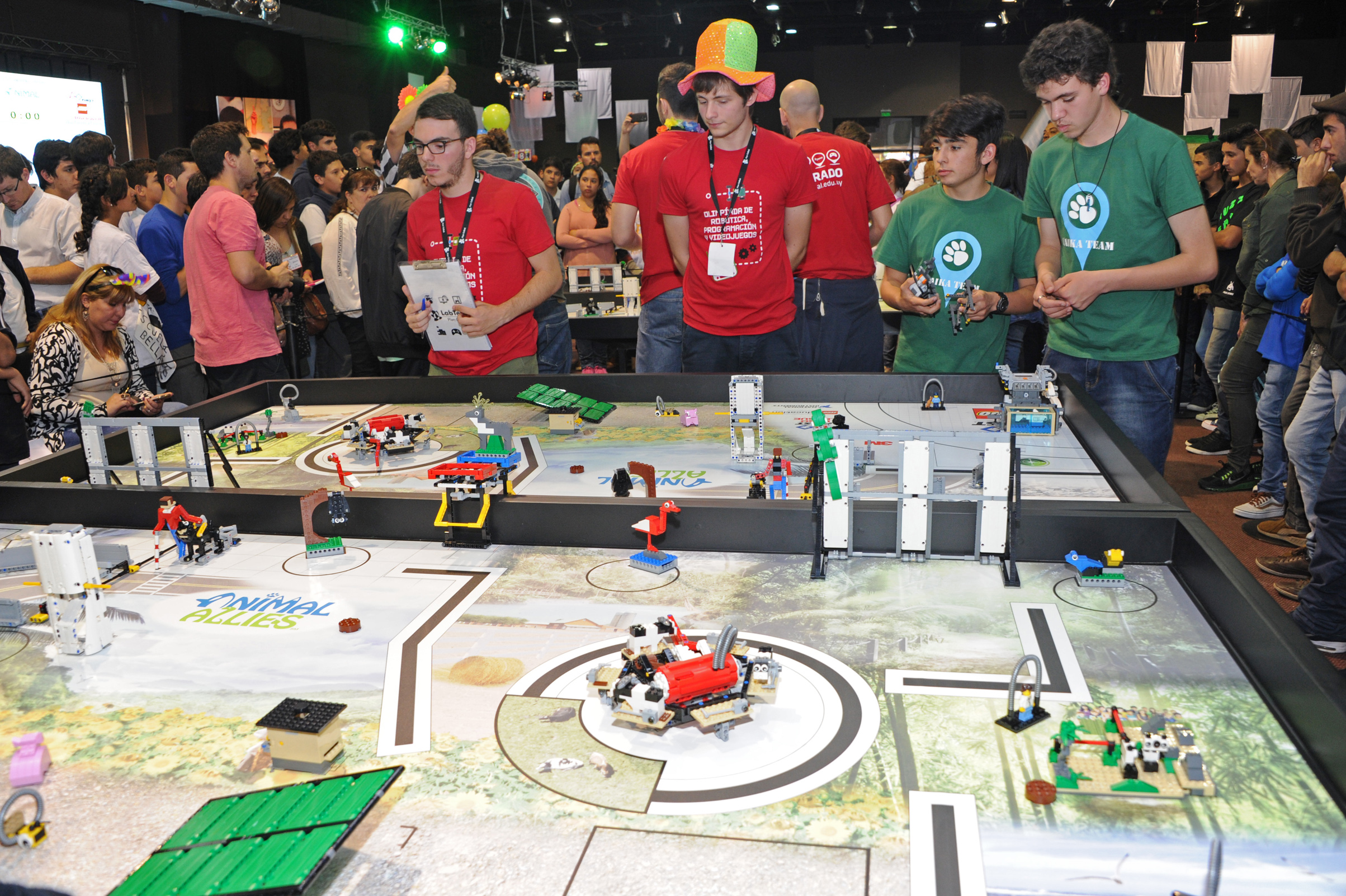 Jóvenes en Olimpíada de Robótica