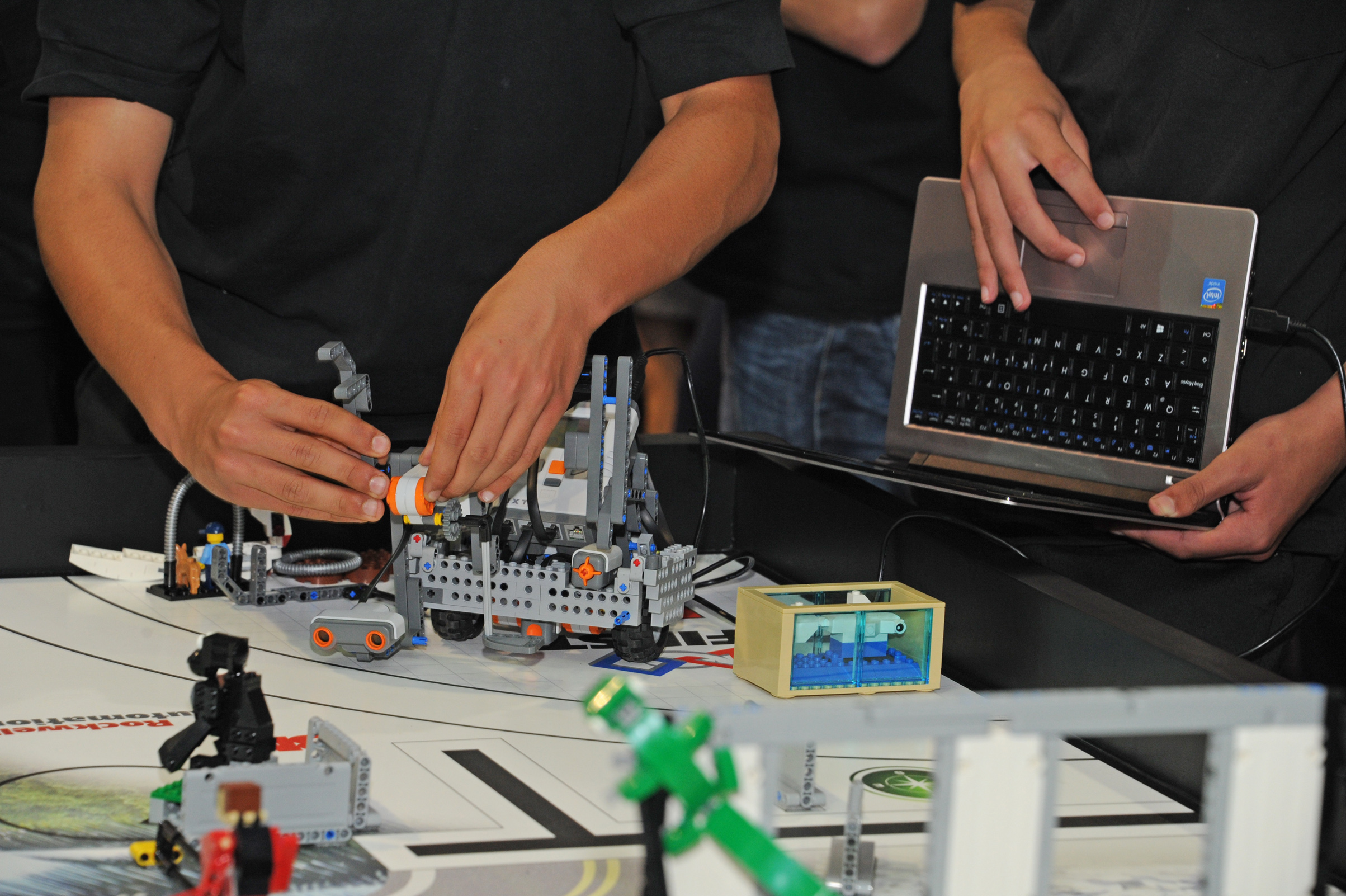 Jóvenes en Olimpíada de Robótica, Programación y Videojuegos