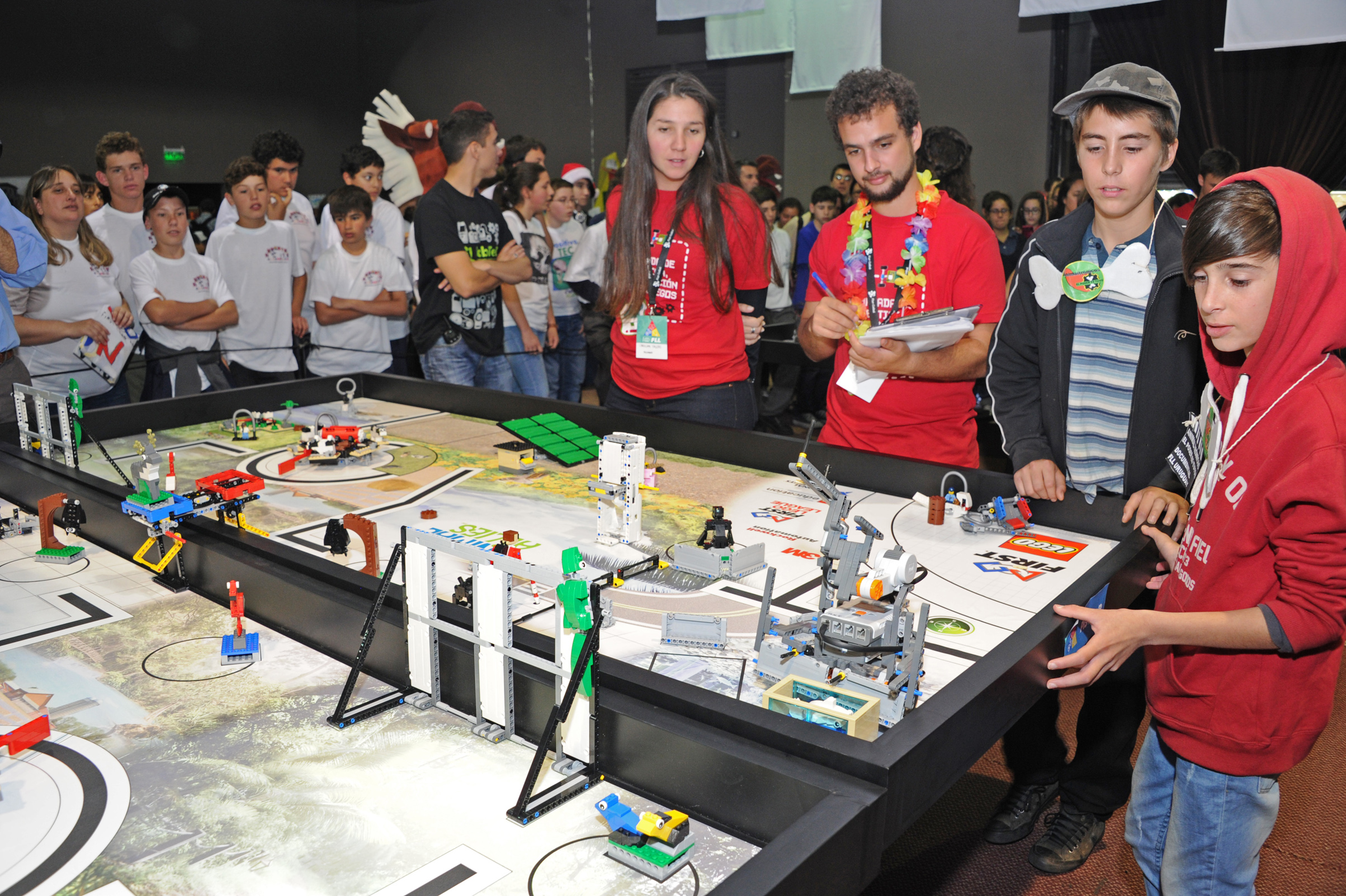 Jóvenes en Olimpíada de Robótica, Programación y Videojuegos