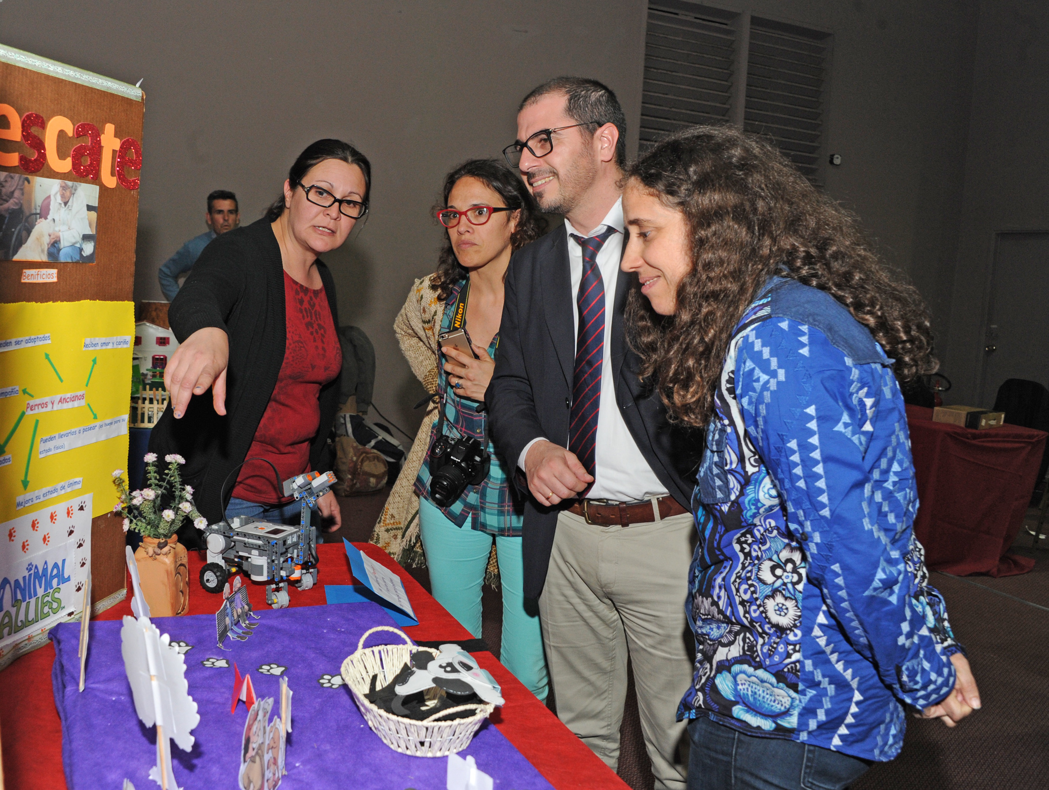Prosecretario Juan Andrés Roballo junto a jóvenes en Olimpíada de Robótica