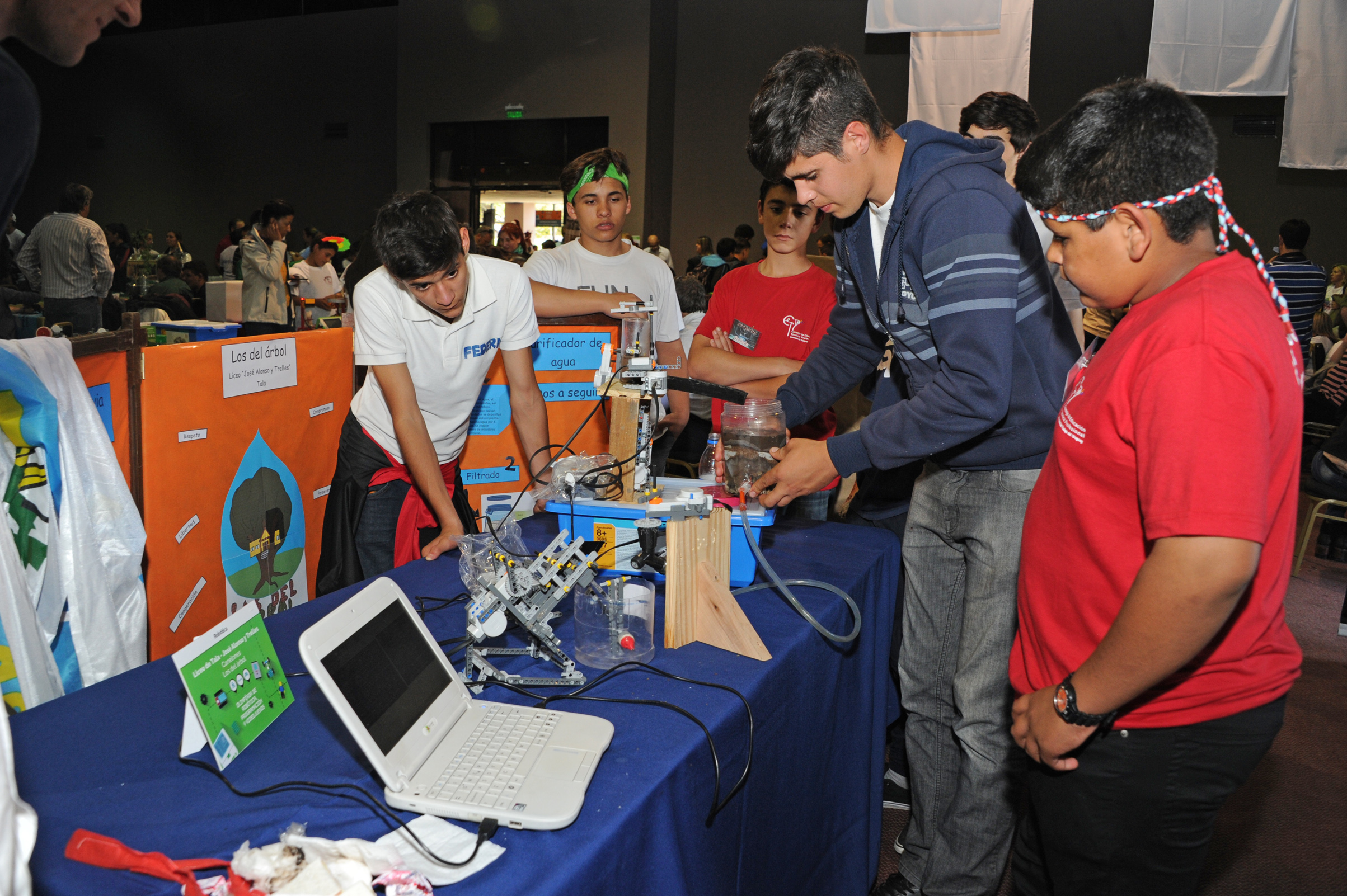 Jóvenes en Olimpíada de Robótica, Programación y Videojuegos