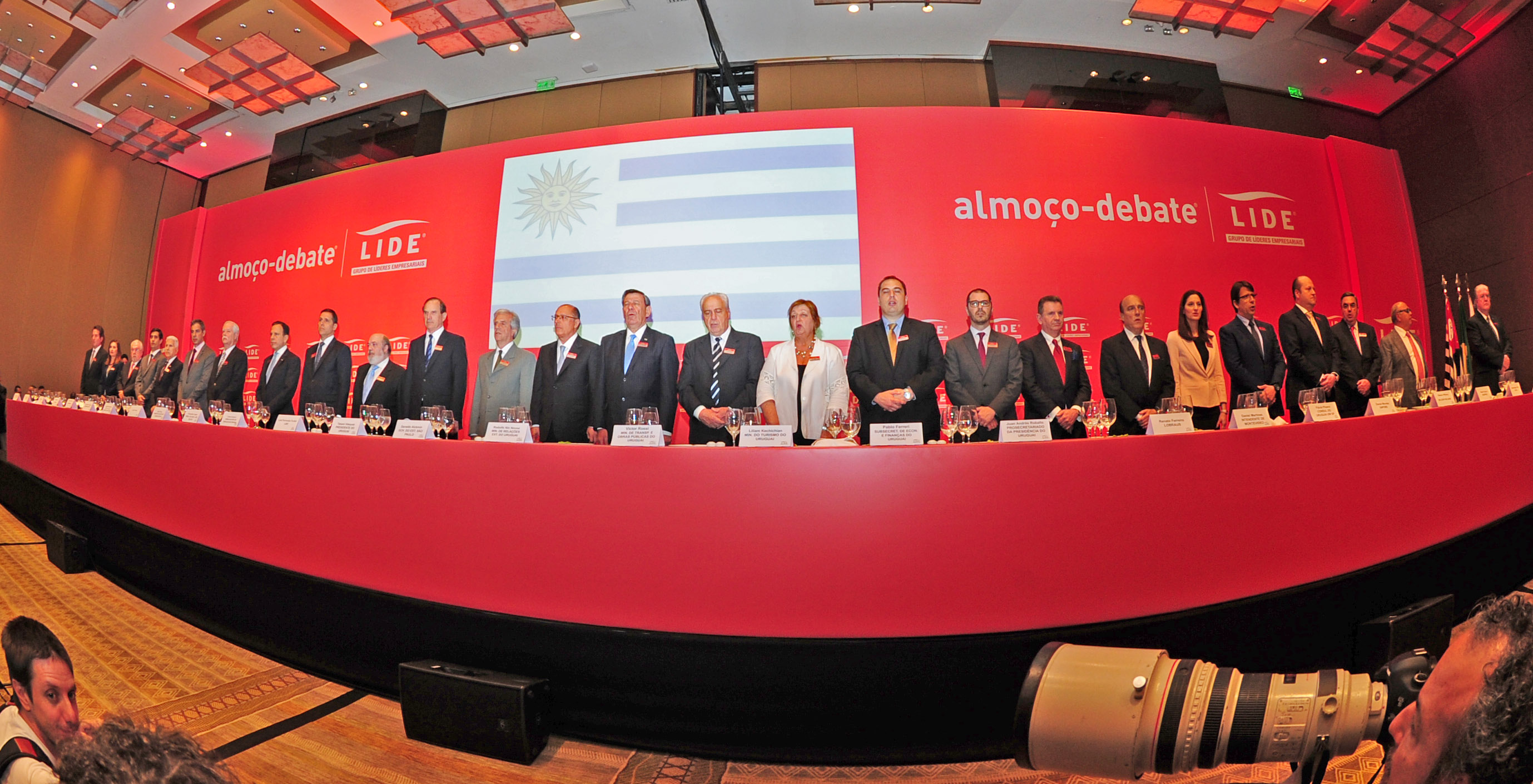 Autoridades entonando el Himno Nacional