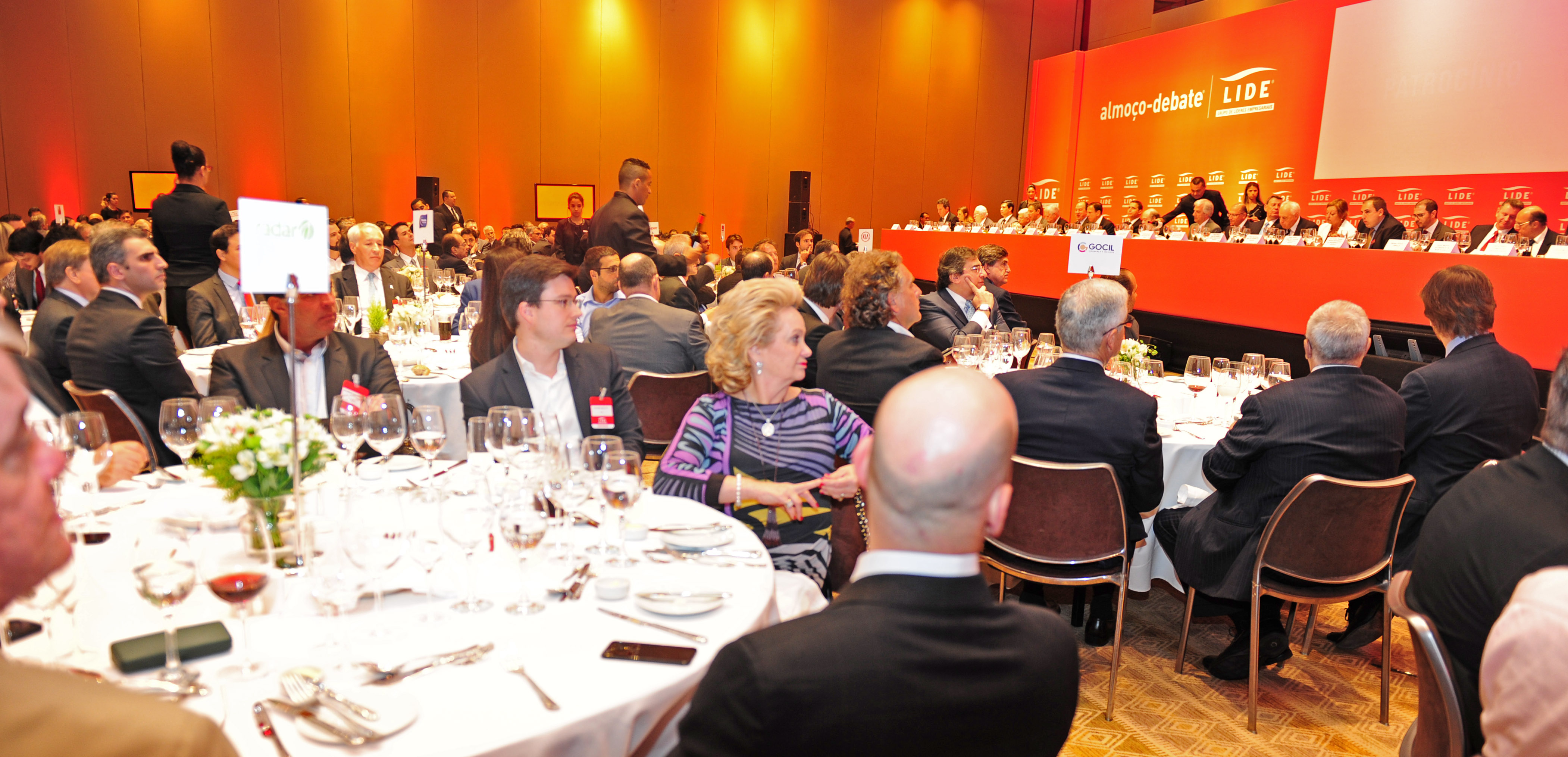 Tabaré Vázquez realizando la presentación en el almuerzo de trabajo organizado por Líderes Empresariales de San Pablo (LIDE)