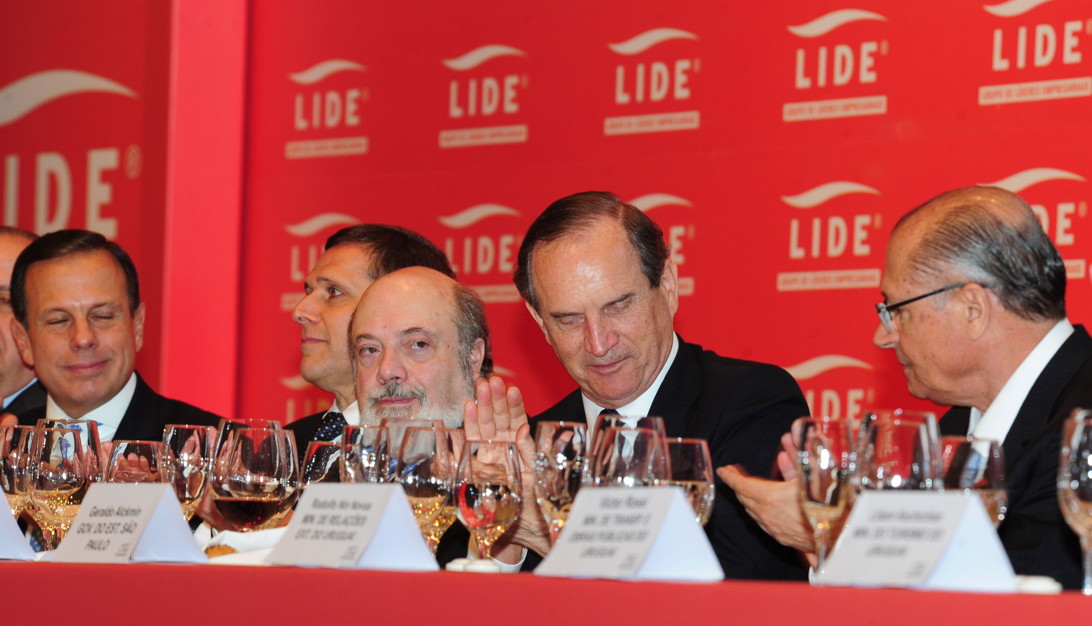 Tabaré Vázquez realizando la presentación en el almuerzo de trabajo organizado por Líderes Empresariales de San Pablo (LIDE)