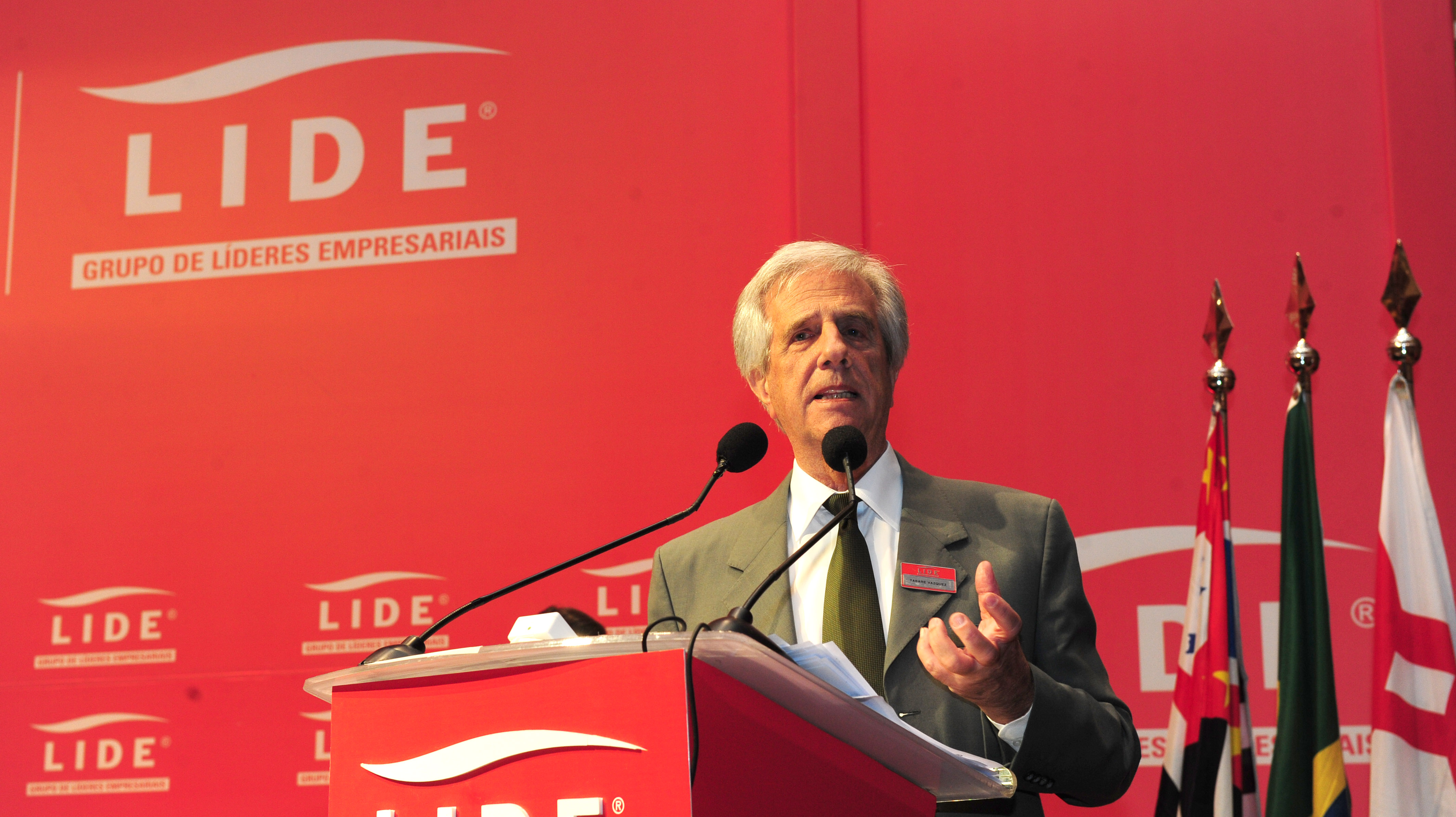 Tabaré Vázquez realizando la presentación en el almuerzo de trabajo organizado por Líderes Empresariales de San Pablo (LIDE)