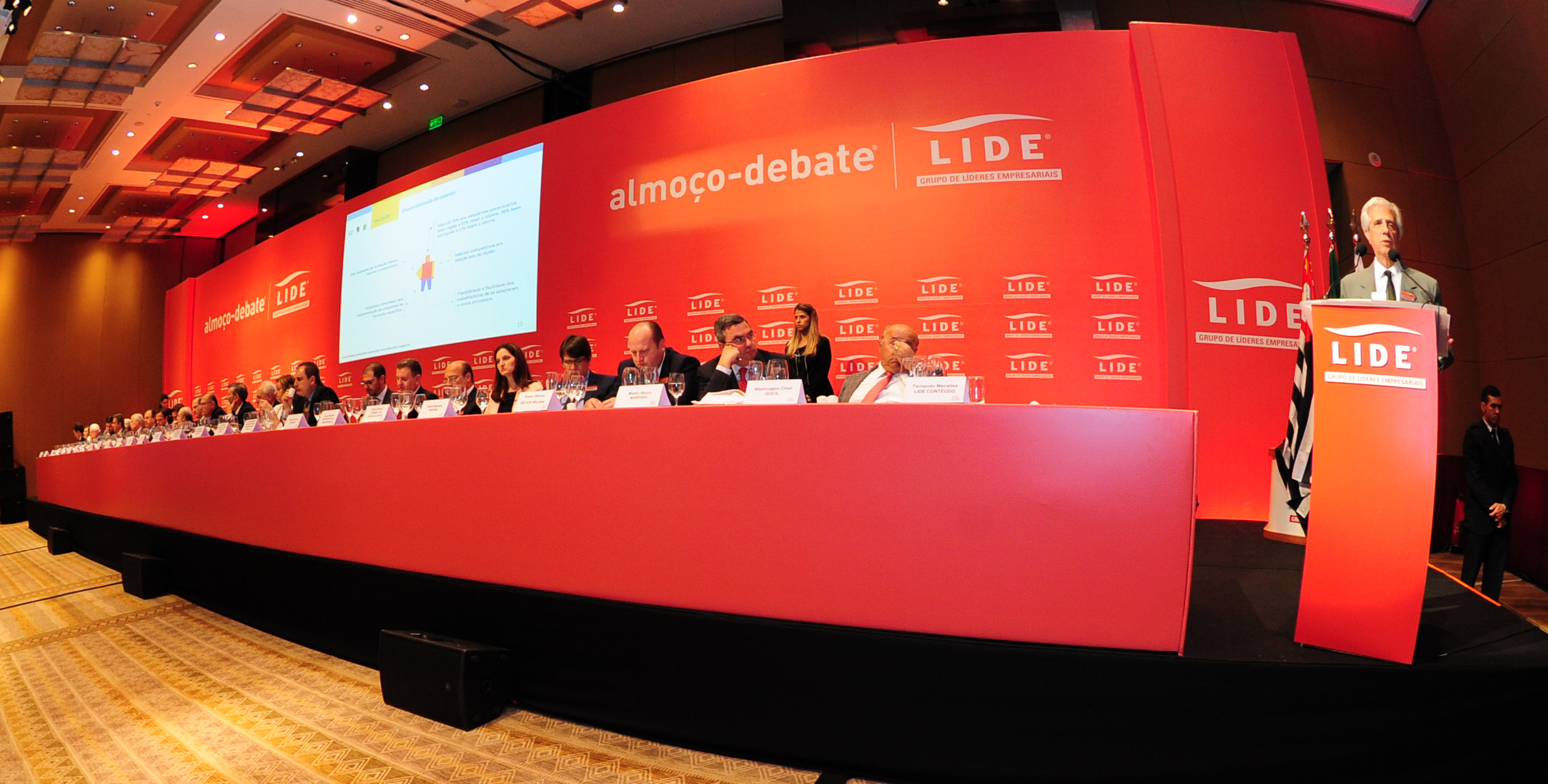 Tabaré Vázquez realizando la presentación en el almuerzo de trabajo organizado por Líderes Empresariales de San Pablo (LIDE)